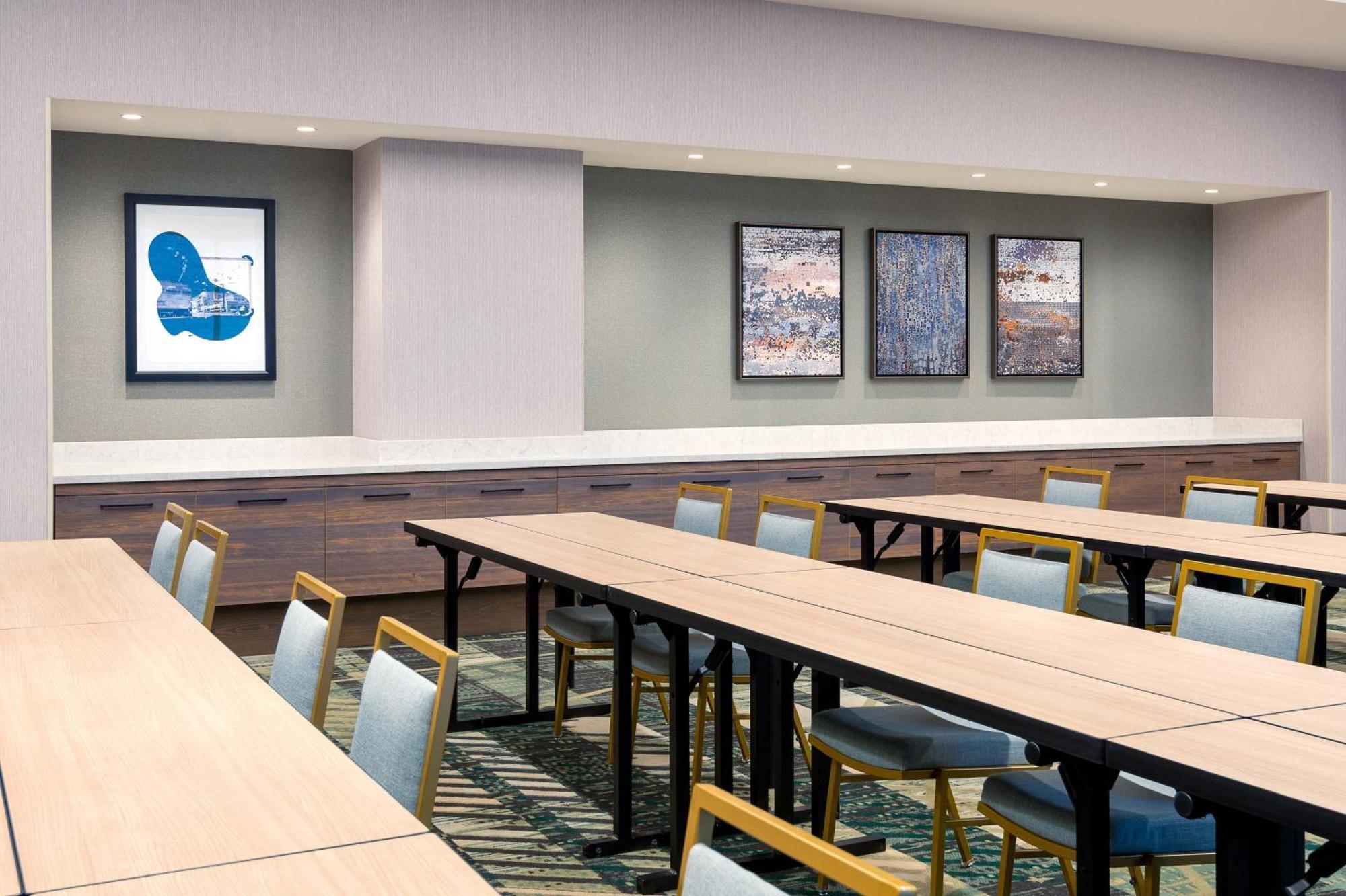 Courtyard By Marriott Midtown Hotel