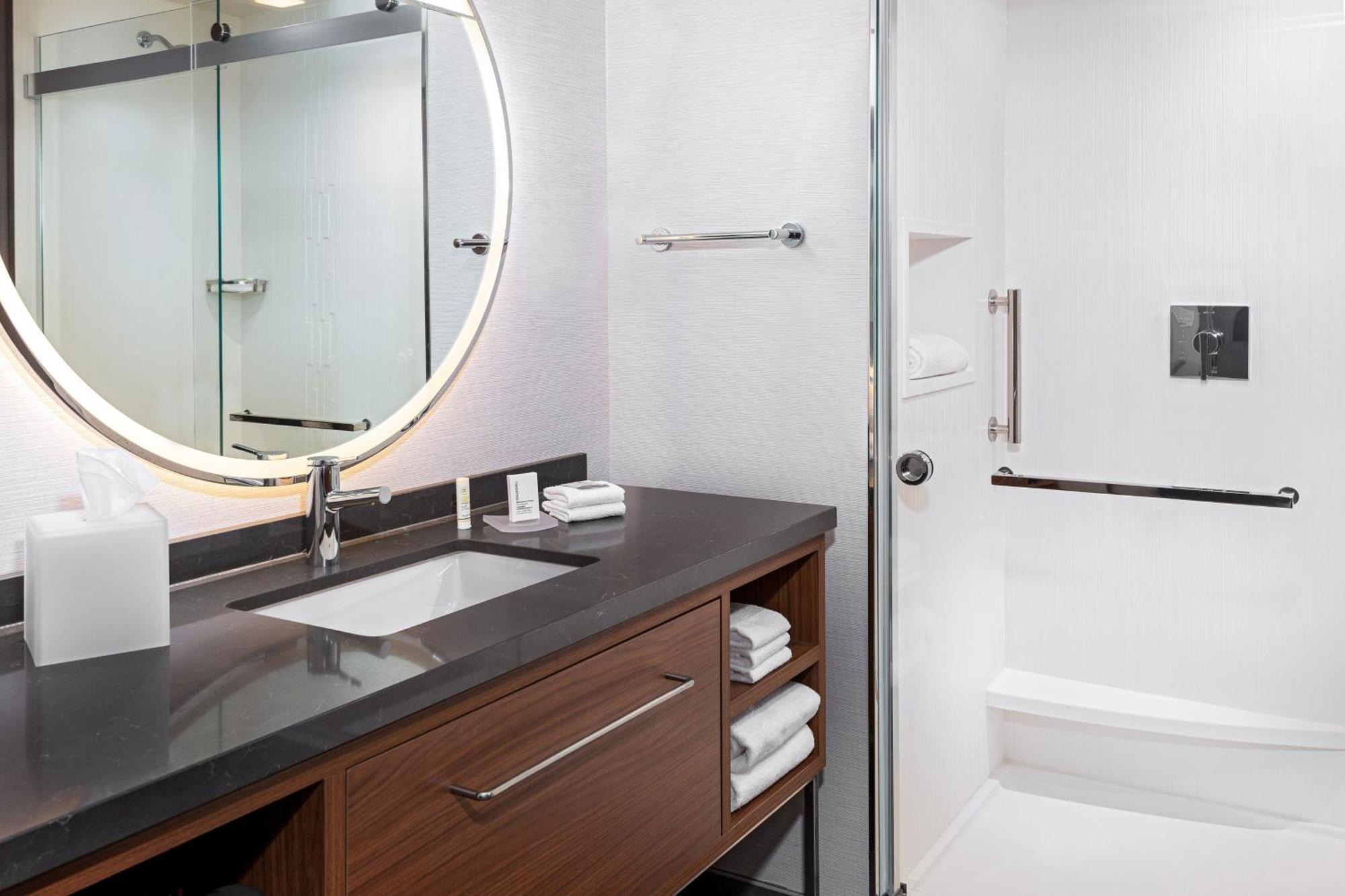 Courtyard By Marriott Midtown