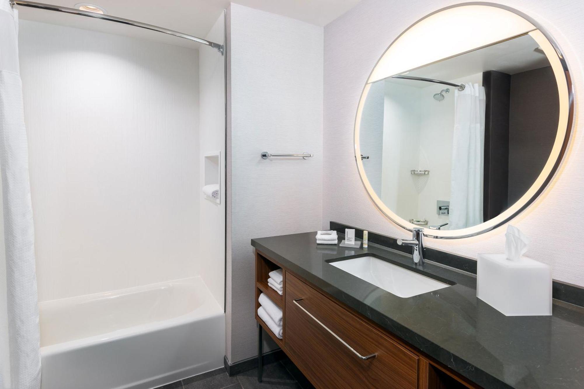 Hotel Courtyard By Marriott Midtown