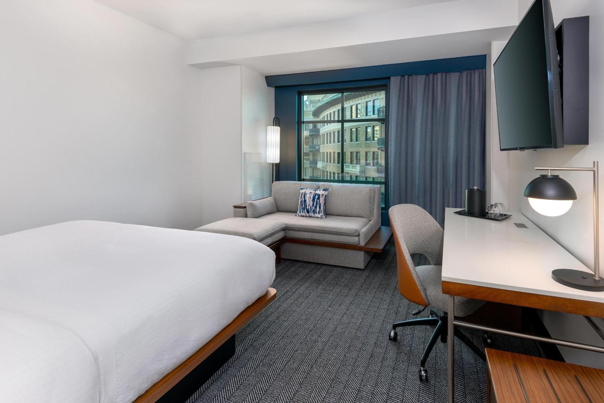 Courtyard By Marriott Midtown