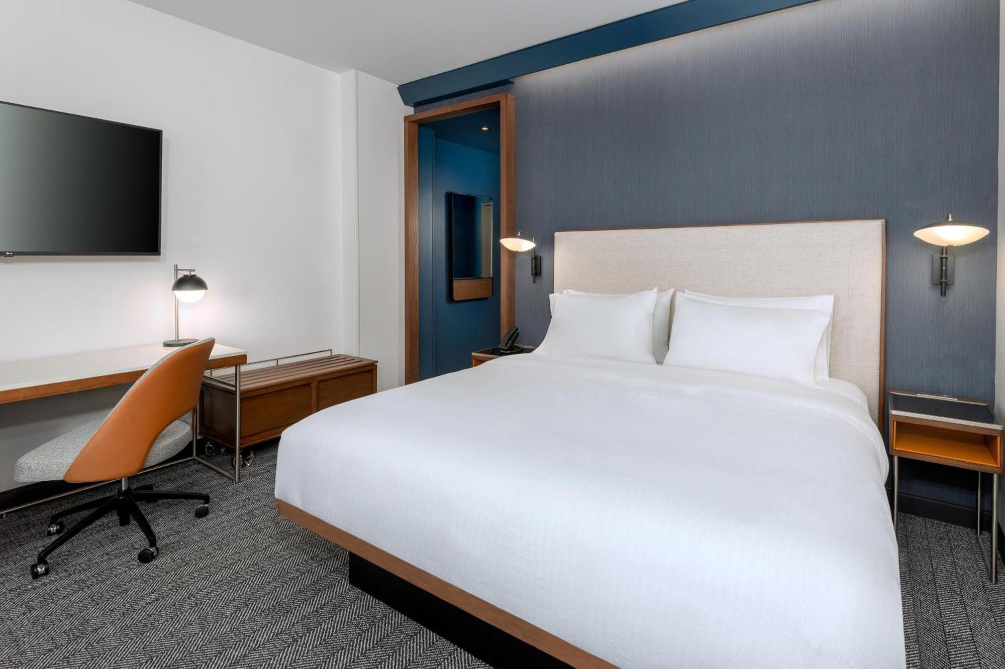 Courtyard By Marriott Midtown Hotel