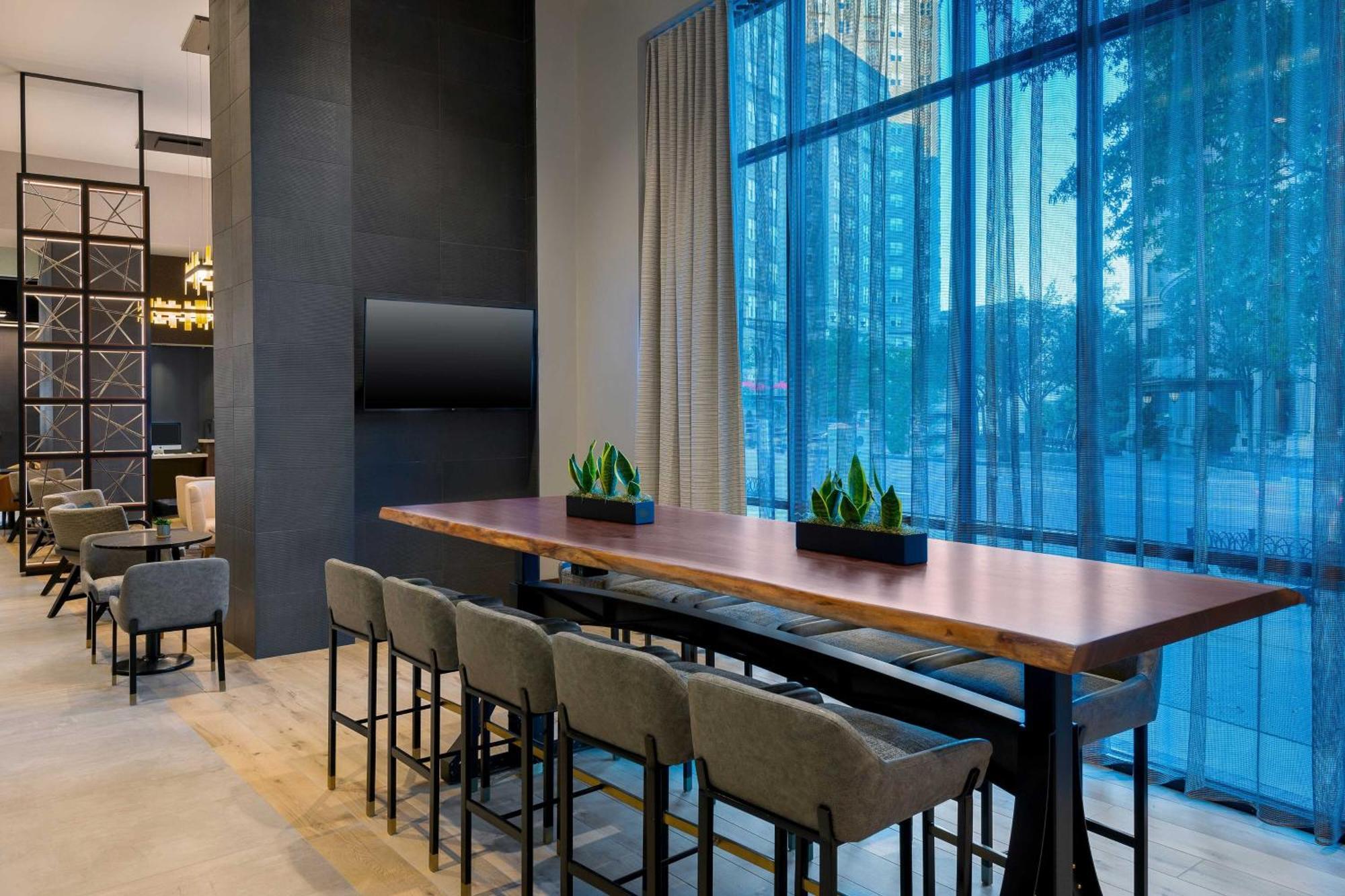 Courtyard By Marriott Midtown
