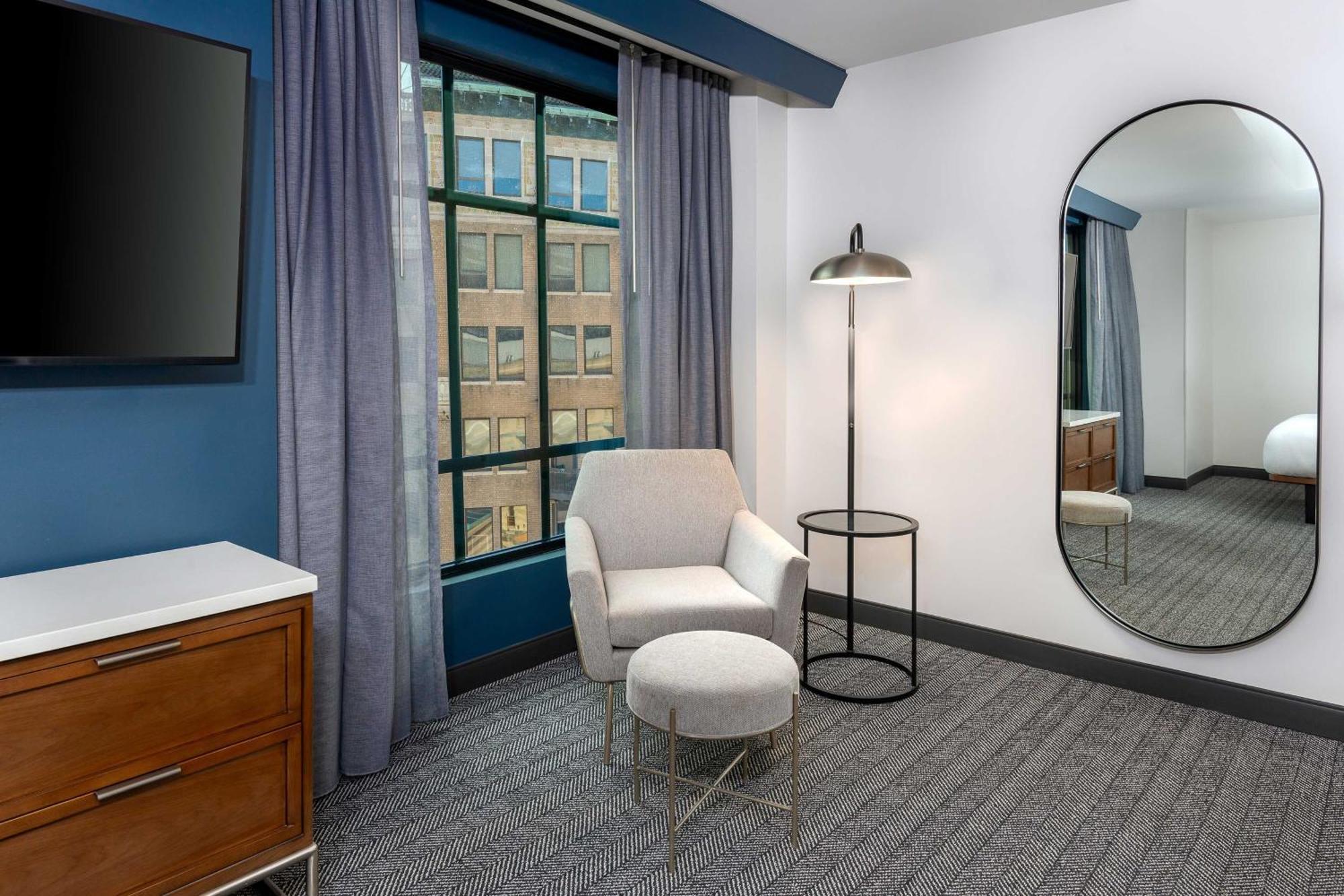 Courtyard By Marriott Midtown Hotel