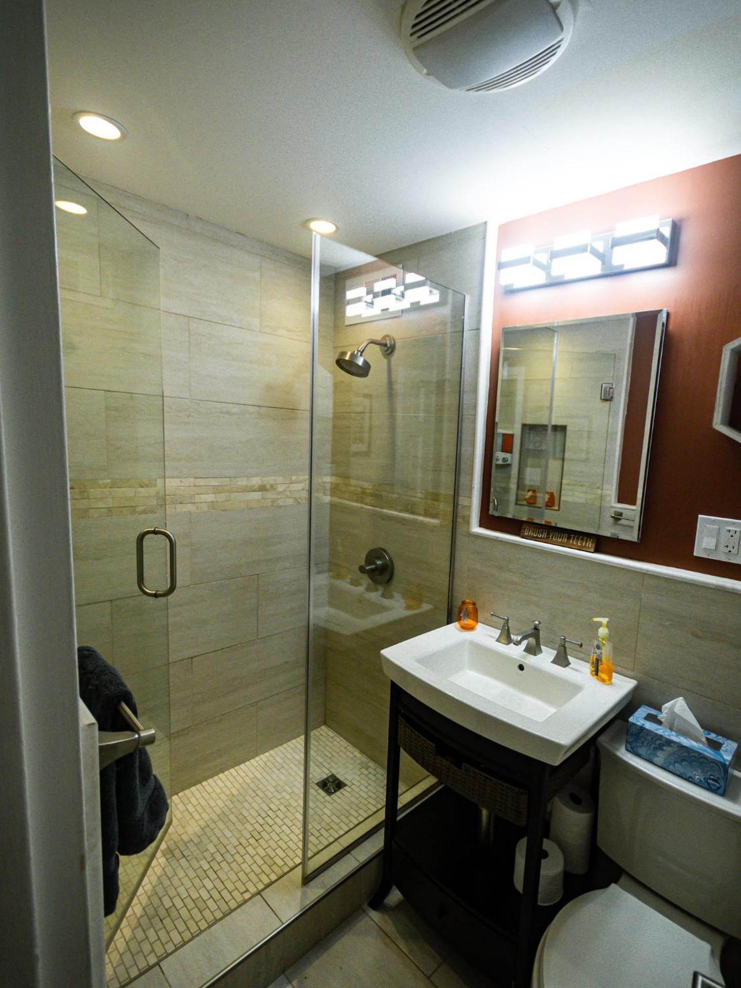 Perfect Dtwn 2 Bed W Cali King Bed And Gym *