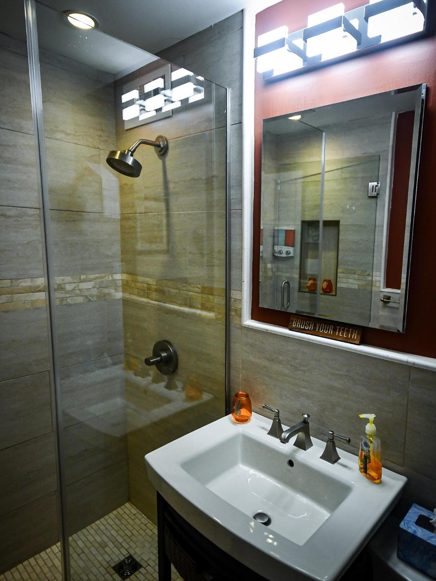 Perfect Dtwn 2 Bed W Cali King Bed And Gym