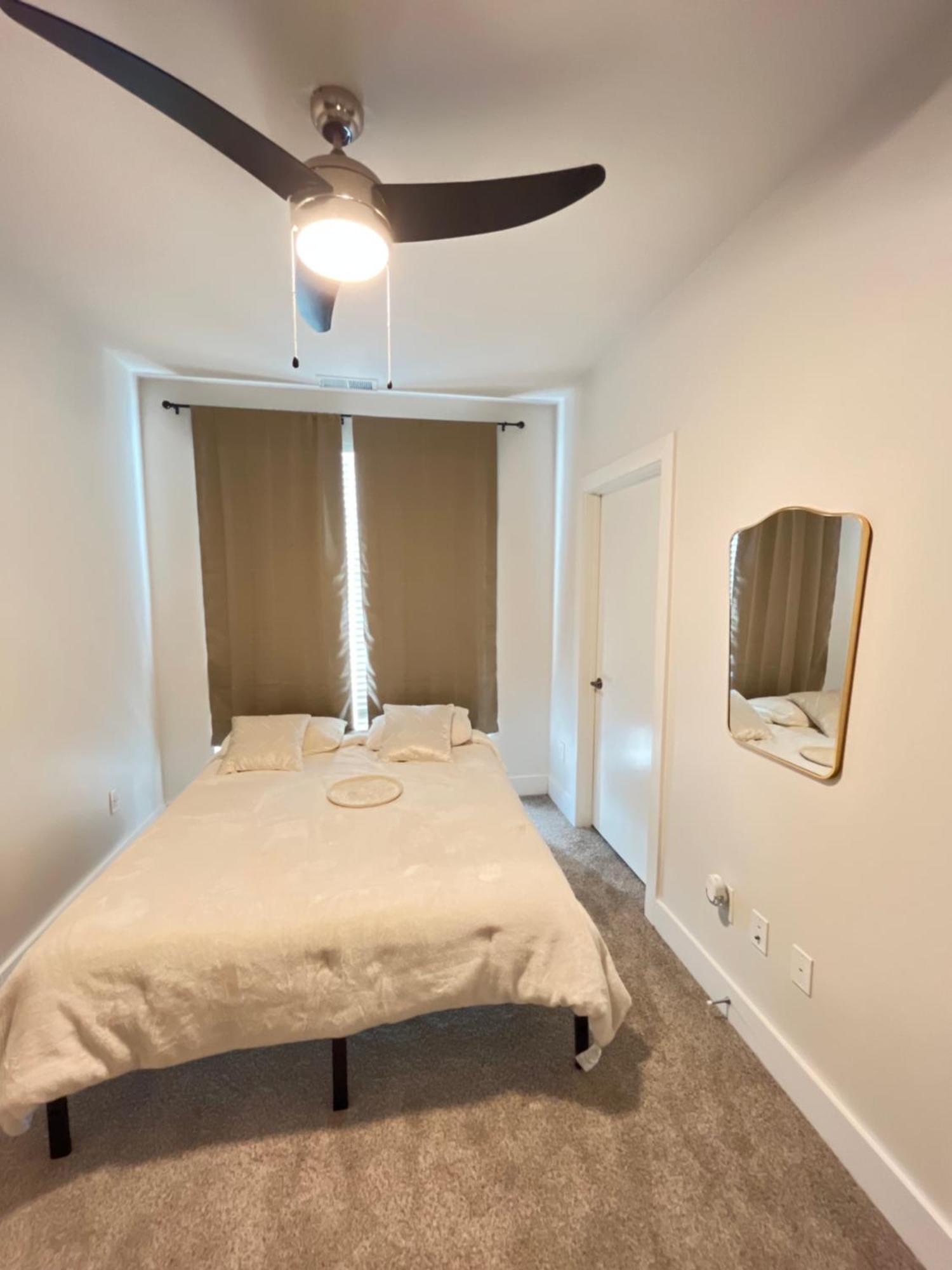 Midtown Gem Downtown Views, Spacious Balcony, Sleeps 7