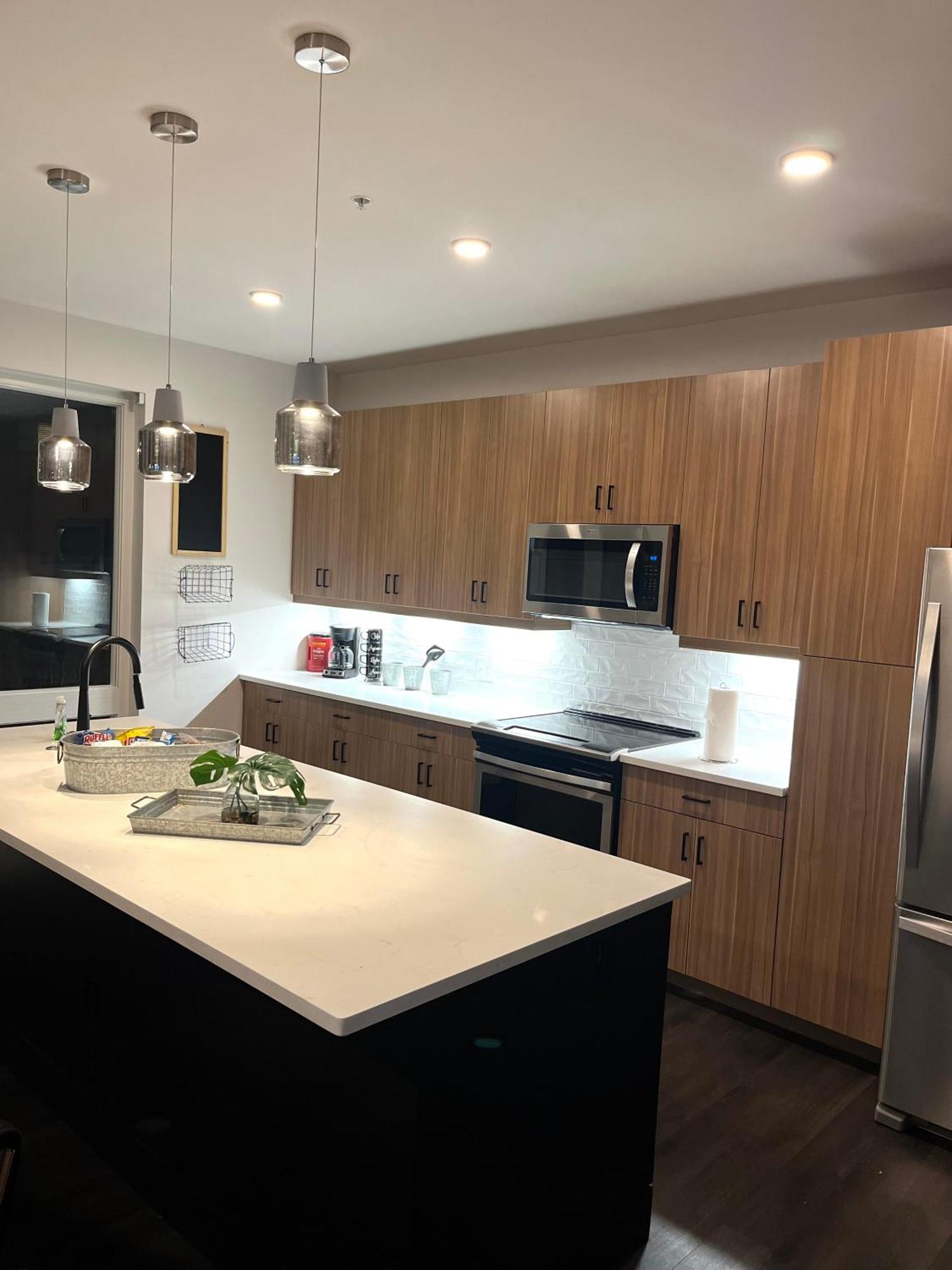 Apartment Midtown Gem Downtown Views, Spacious Balcony, Sleeps 7