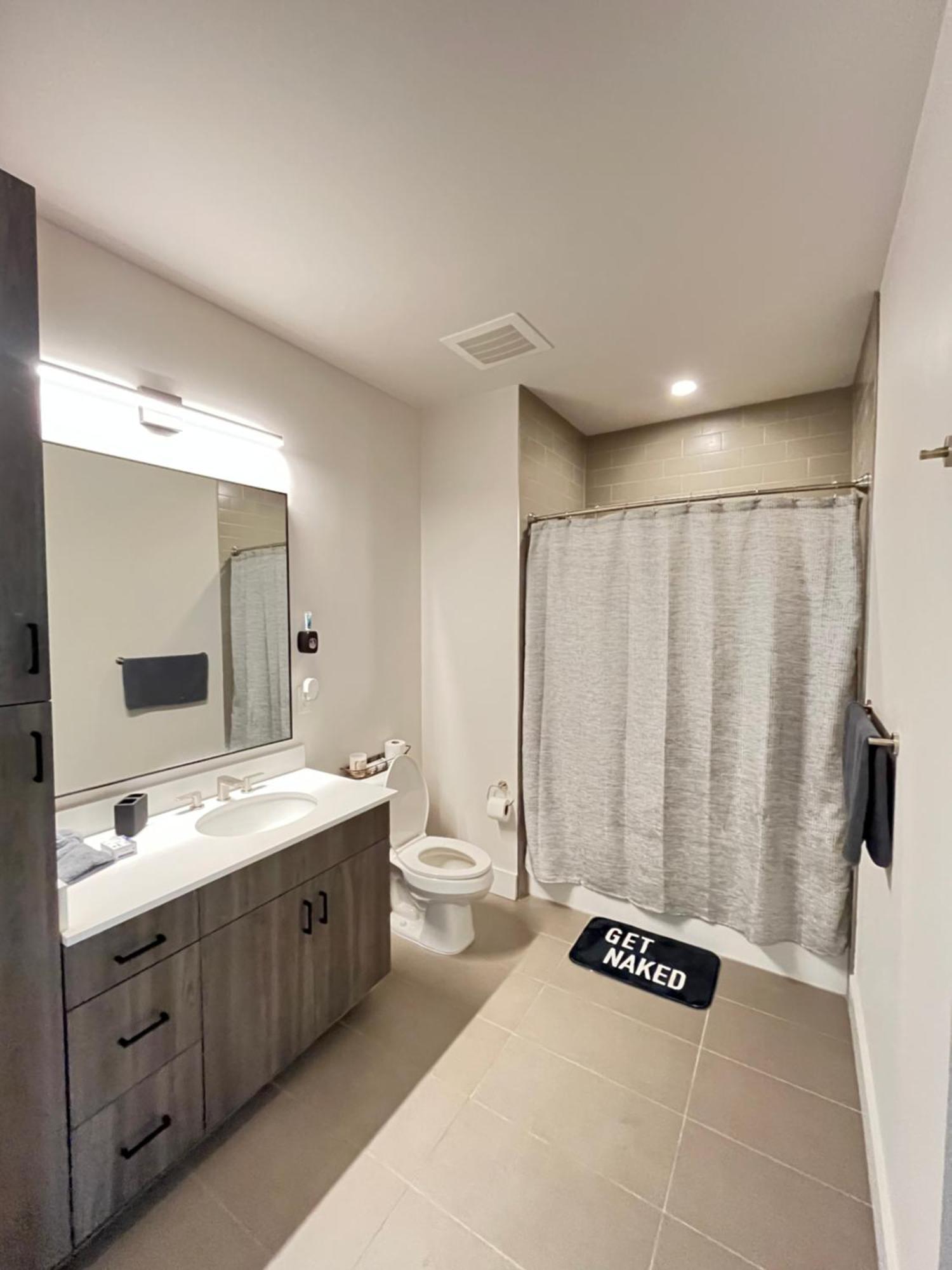 Midtown Gem Downtown Views, Spacious Balcony, Sleeps 7 Apartment *