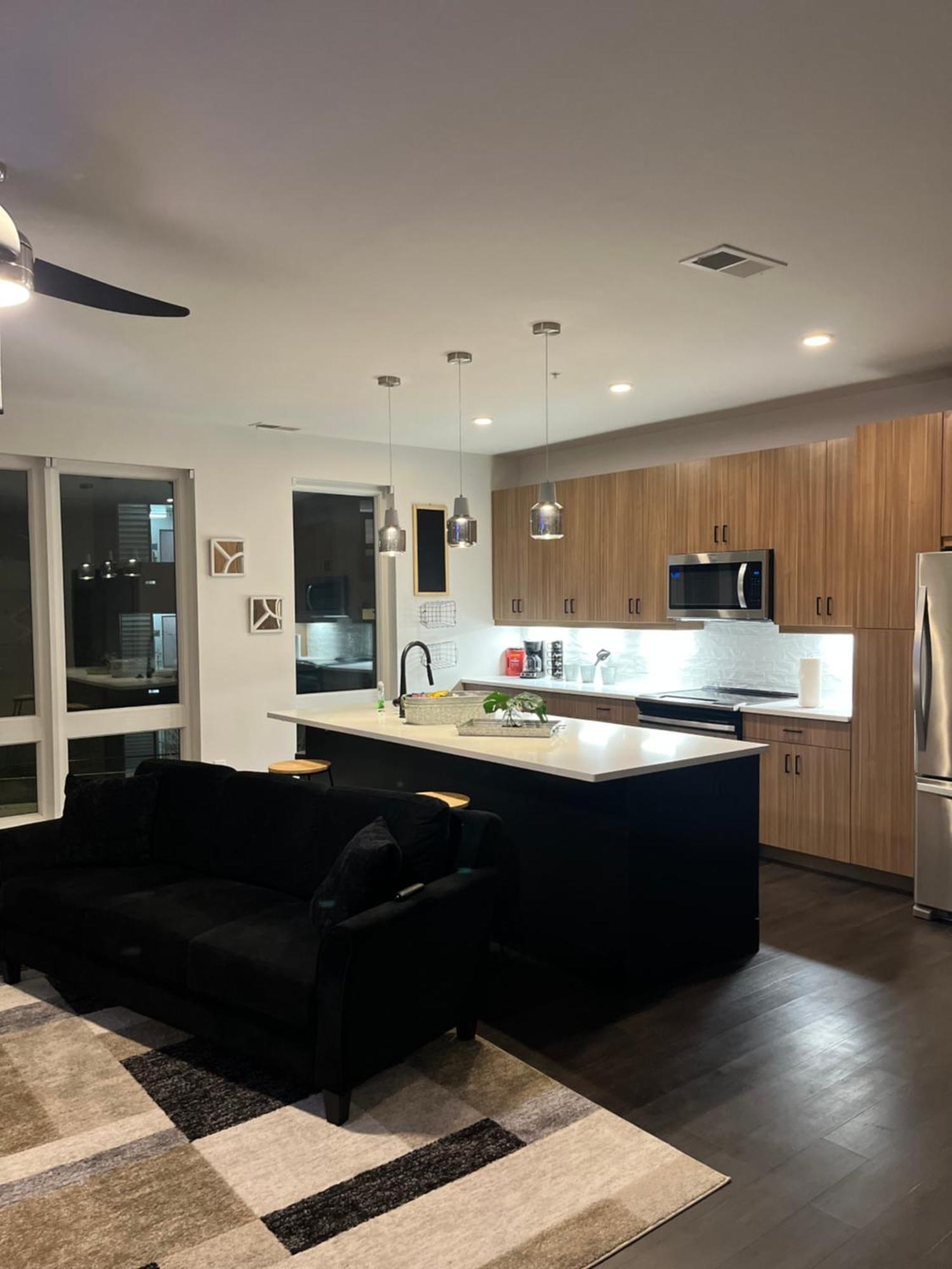 Apartment Midtown Gem Downtown Views, Spacious Balcony, Sleeps 7 *