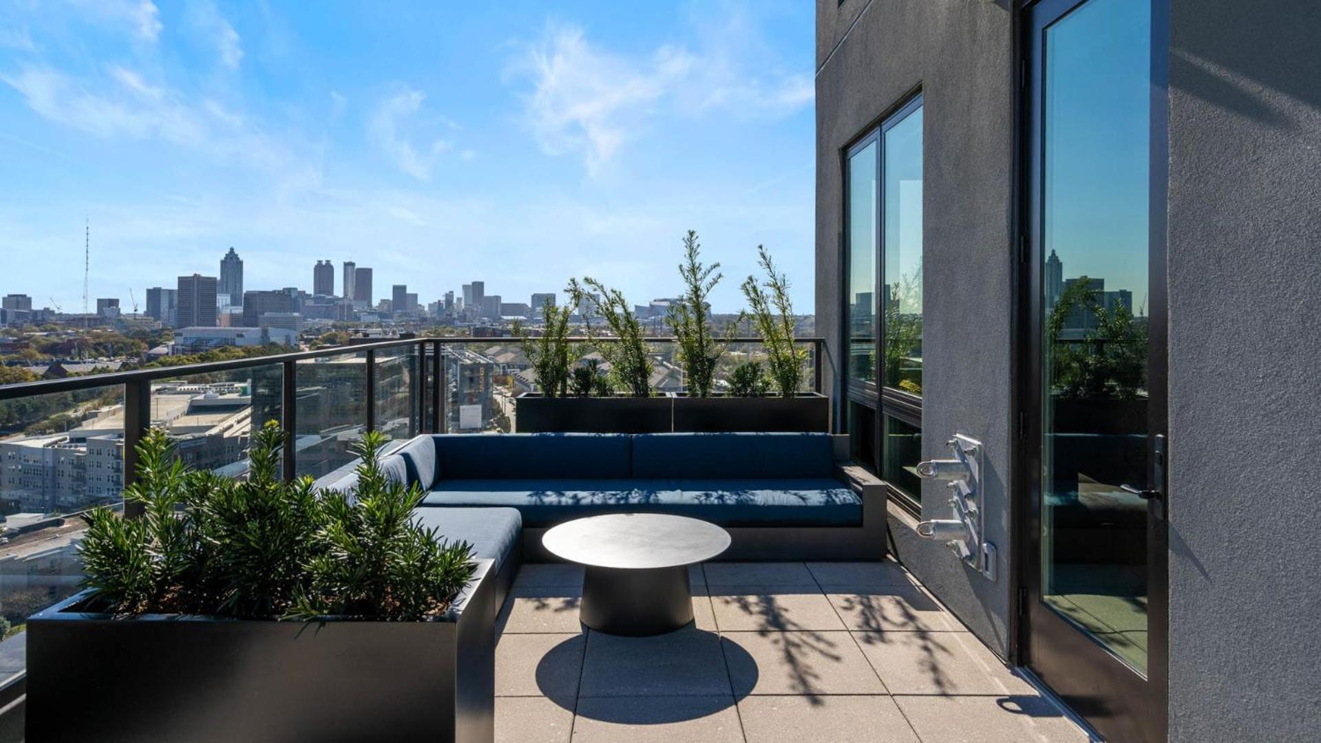 Midtown Gem Downtown Views, Spacious Balcony, Sleeps 7