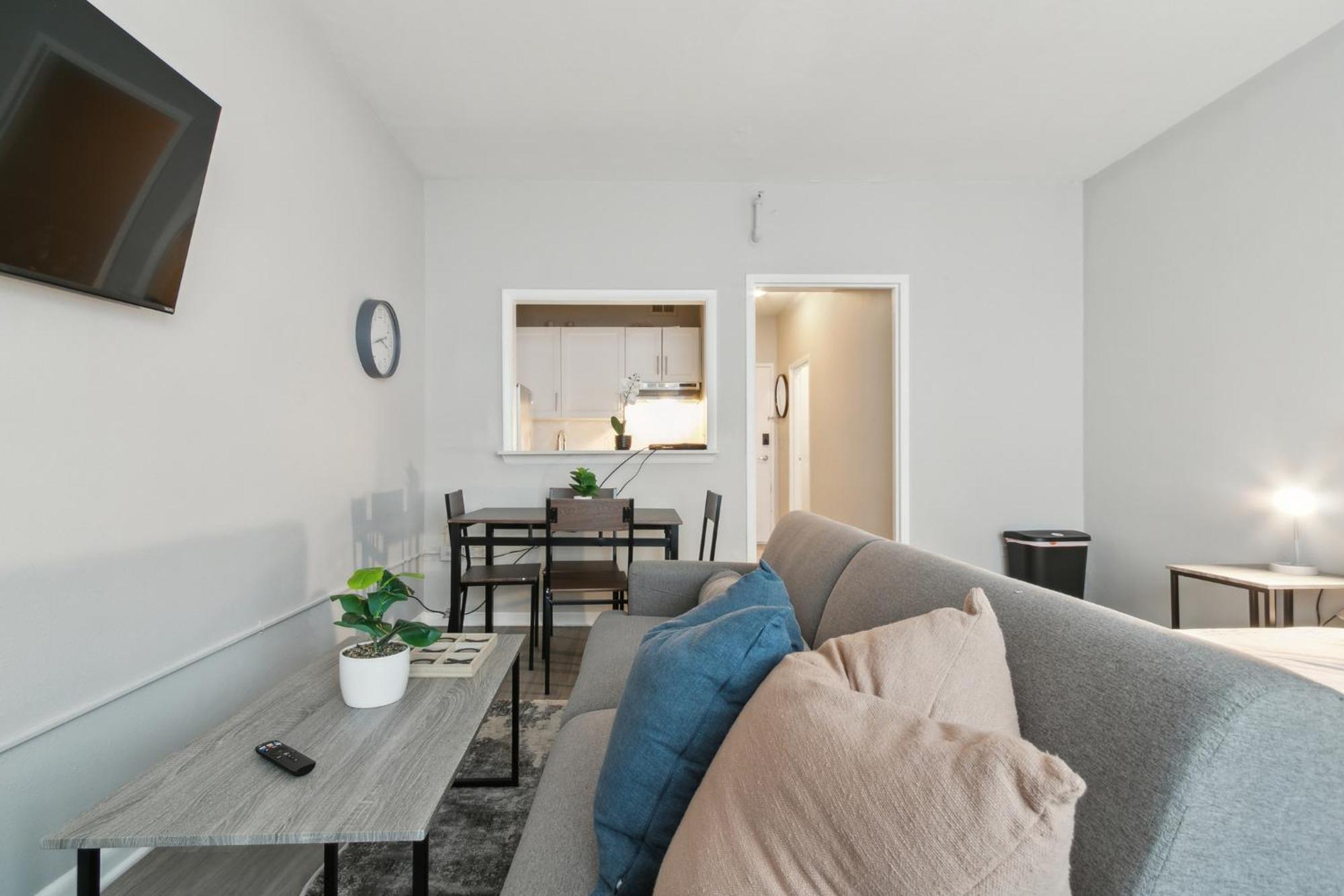 Crest At Peachtree 101 Spacious 1 Bd 1 Bth Apartment *