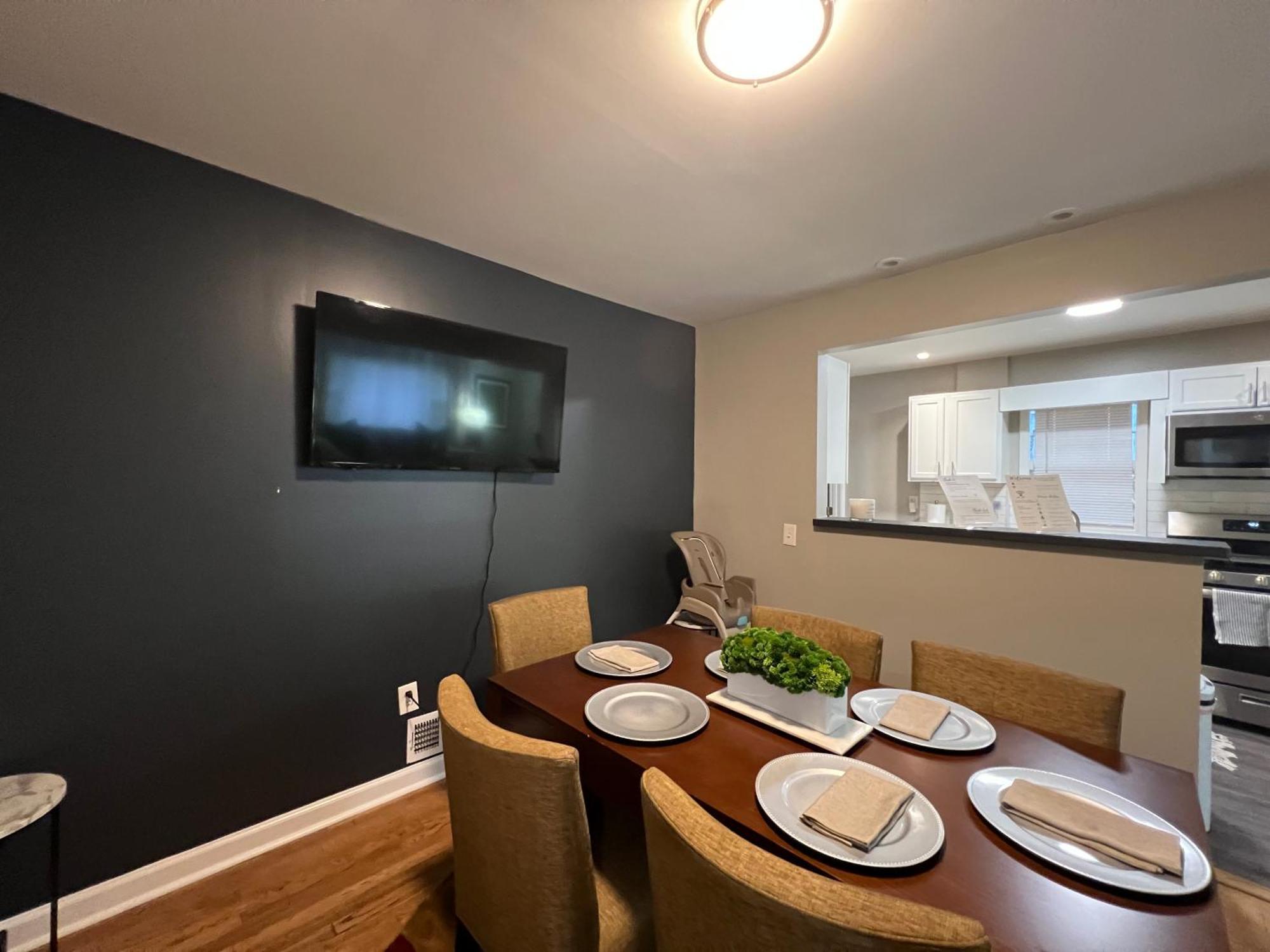 Cozy Family Getaway - Half Acre, Fireplace, Bbq Holiday home *