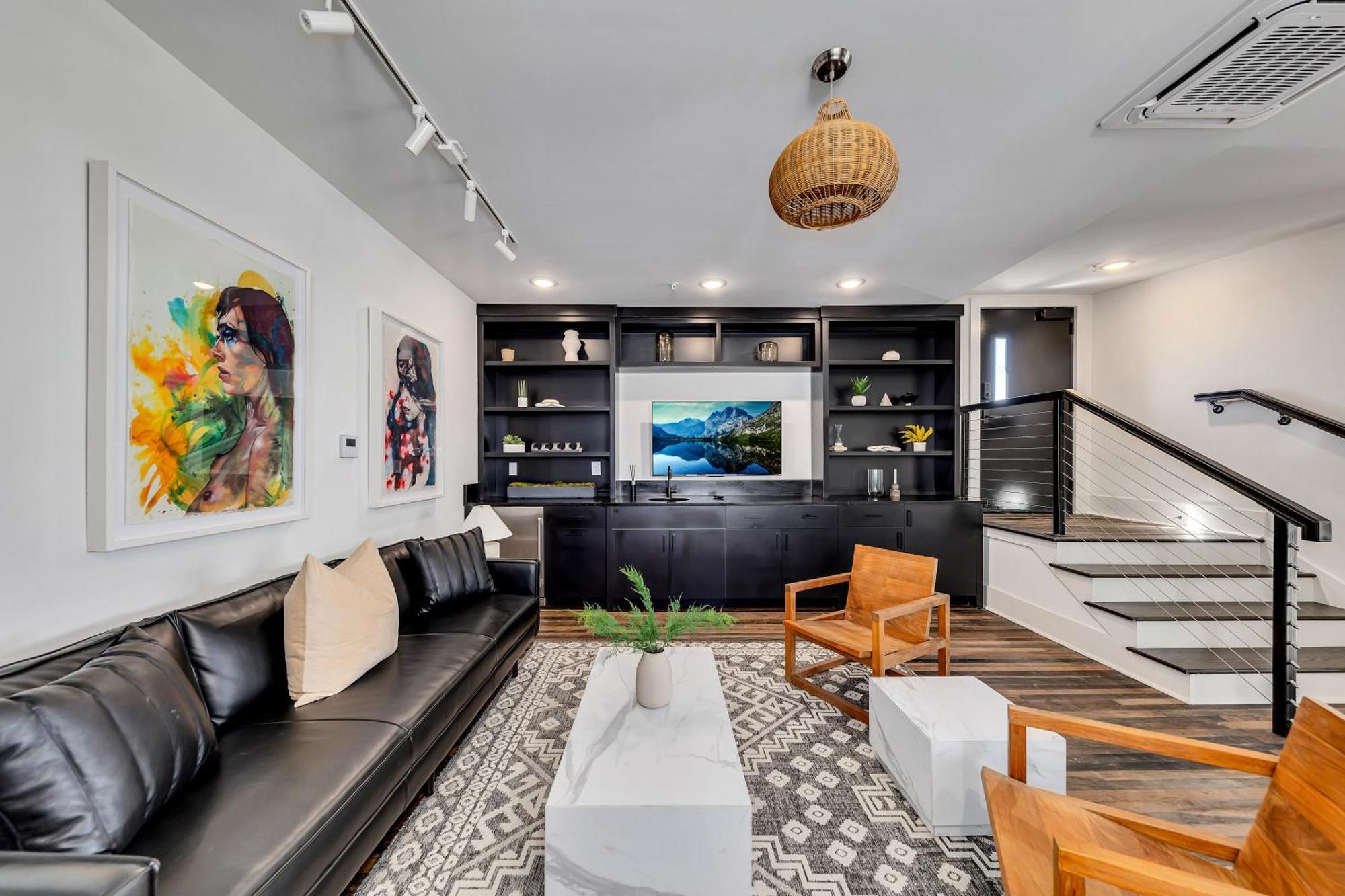 Apartment Entire Floor Penthouse Loft, Sleeps 20 Atlanta