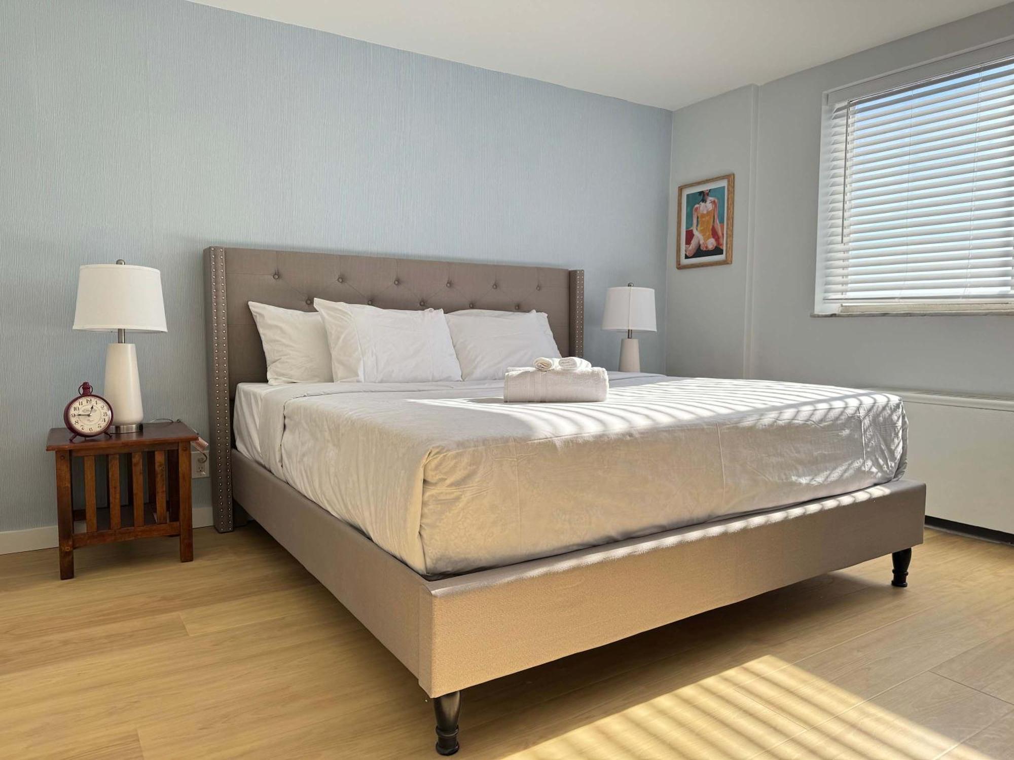 Holiday home Heart Downtown 2bd Onsite Parking View King Bed Lm1106 *