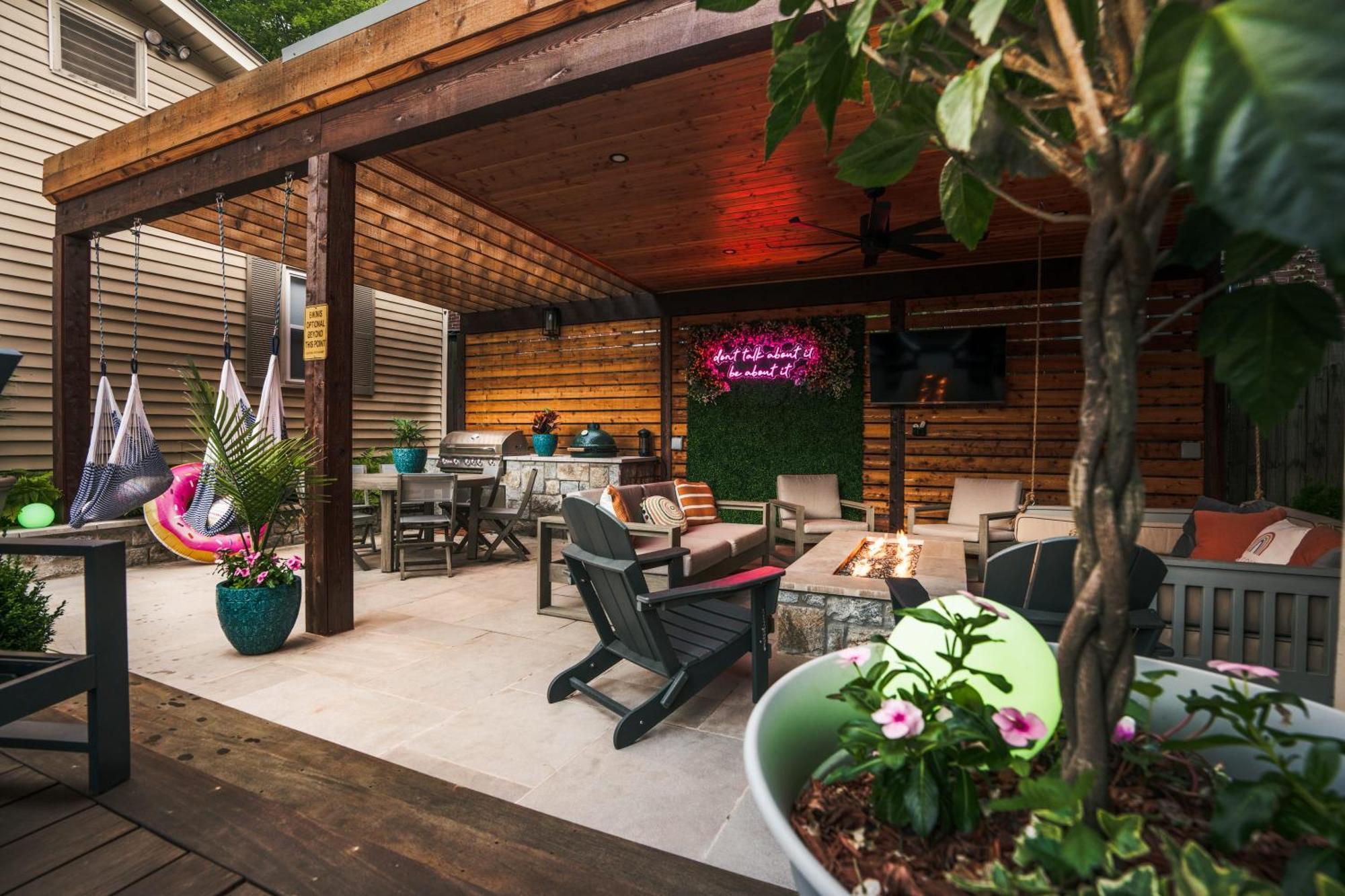 The Classy Craftsman - Beautiful Decor & Pool *