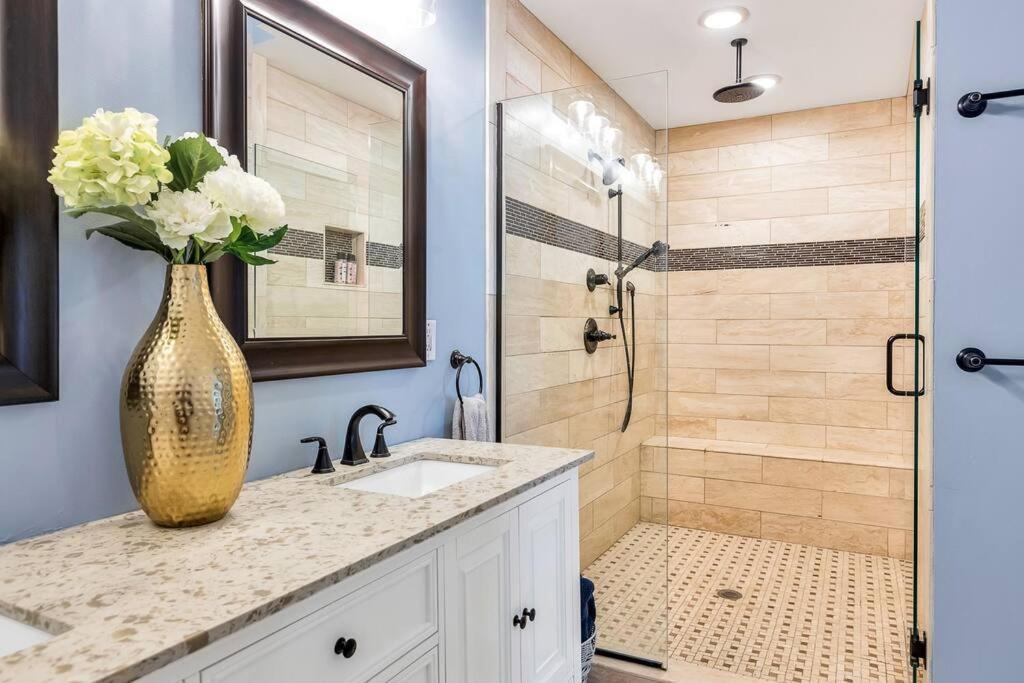 The Classy Craftsman - Beautiful Decor & Pool Holiday home