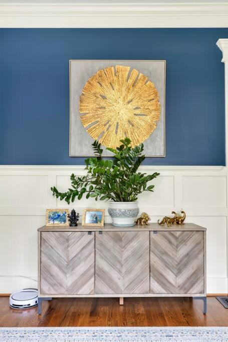 The Classy Craftsman - Beautiful Decor & Pool * Atlanta