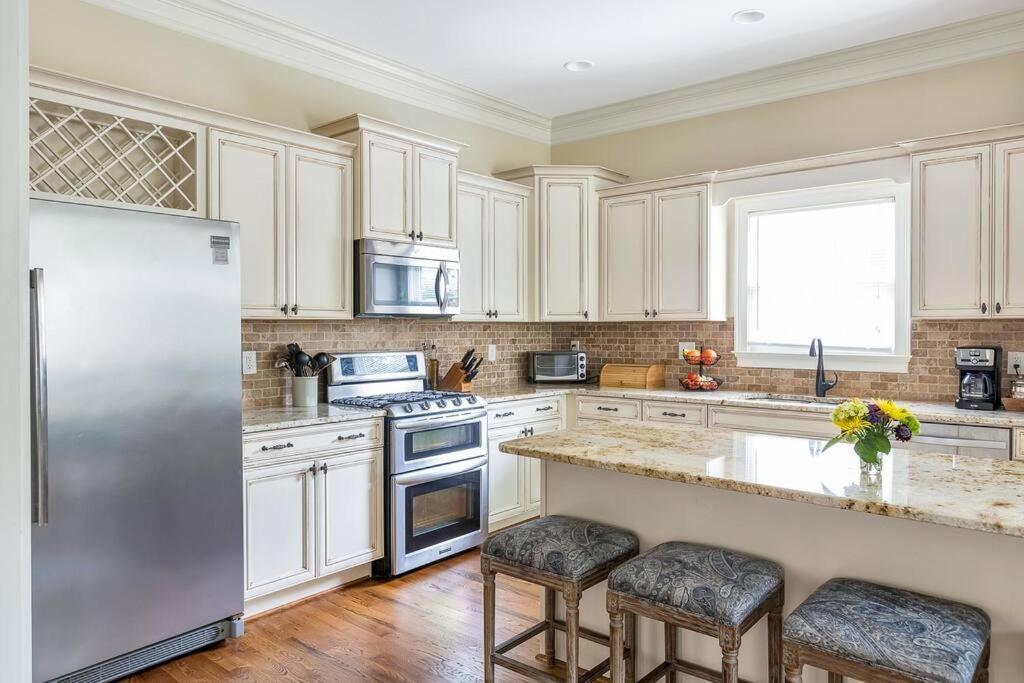 The Classy Craftsman - Beautiful Decor & Pool