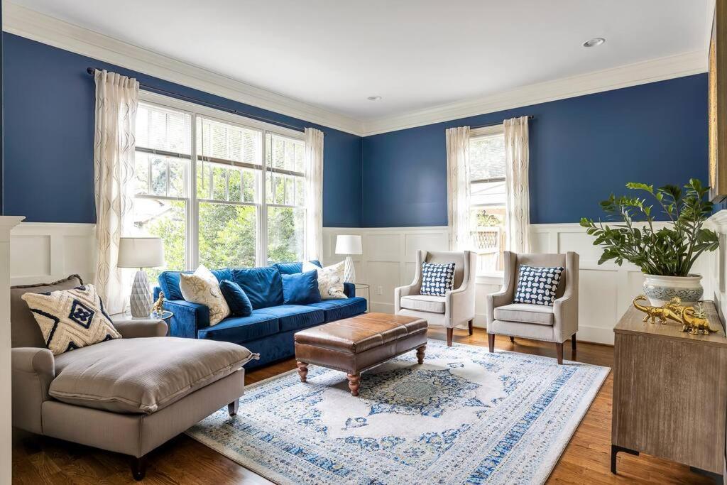 The Classy Craftsman - Beautiful Decor & Pool *
