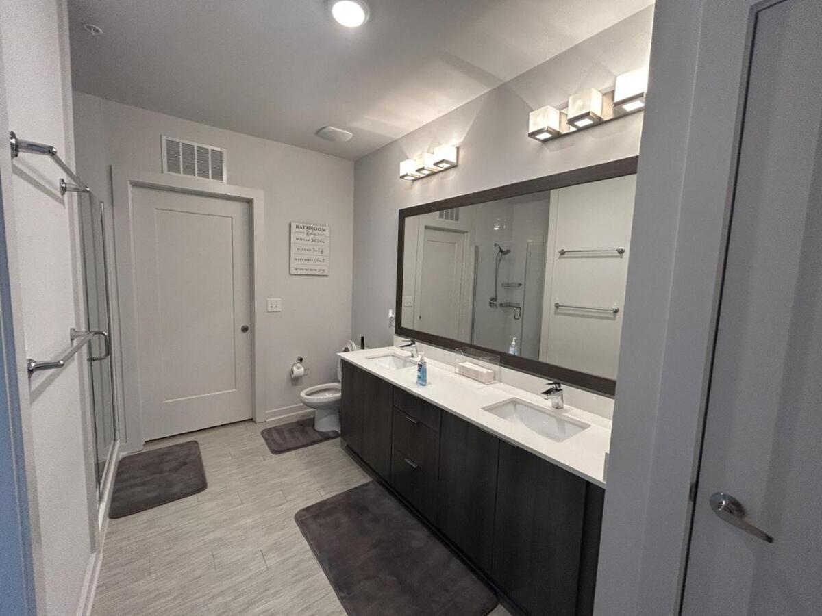 The Midtown Gem - Luxury Living Close To It Apartment