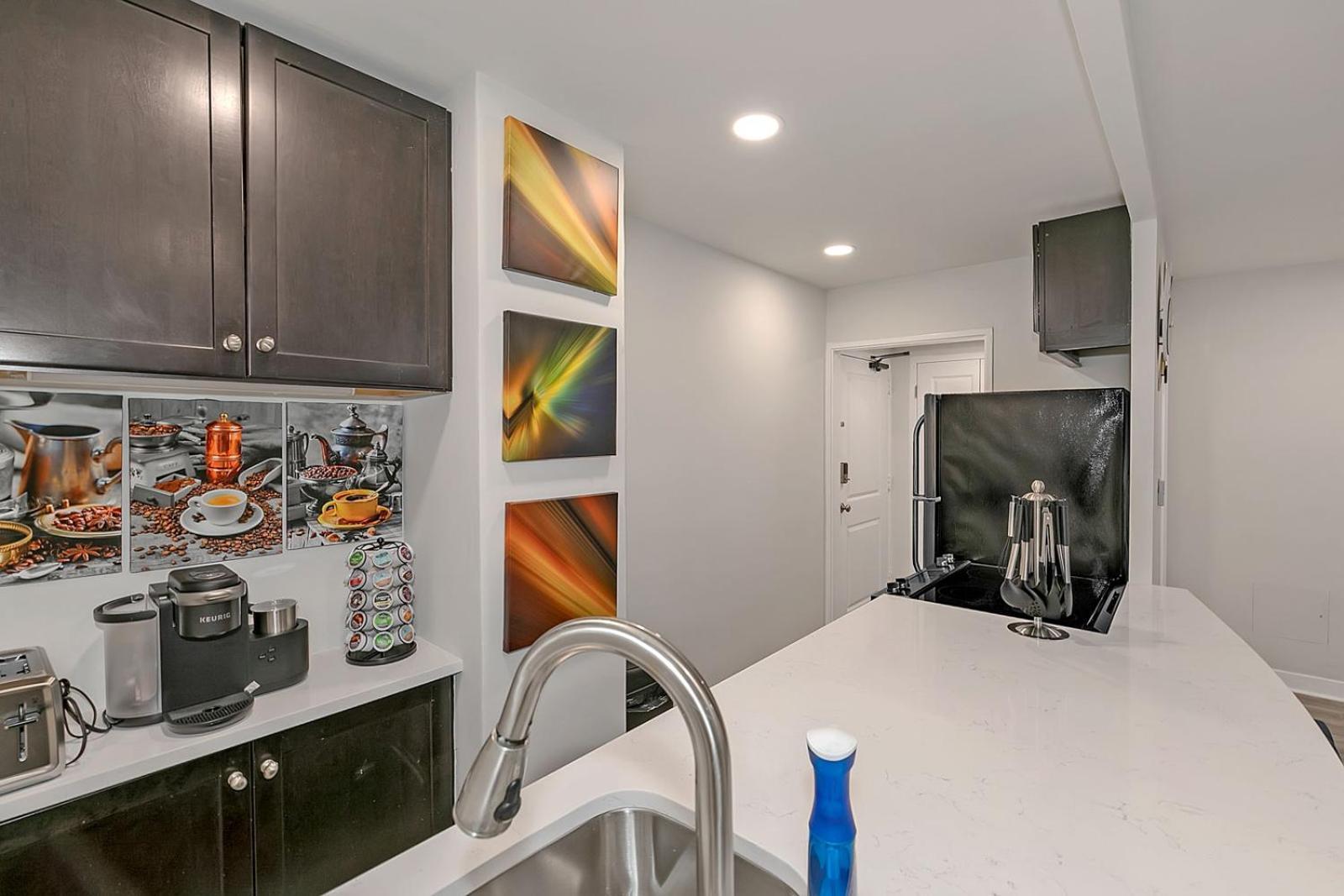 Amazing 1-bedroom In Apartment *
