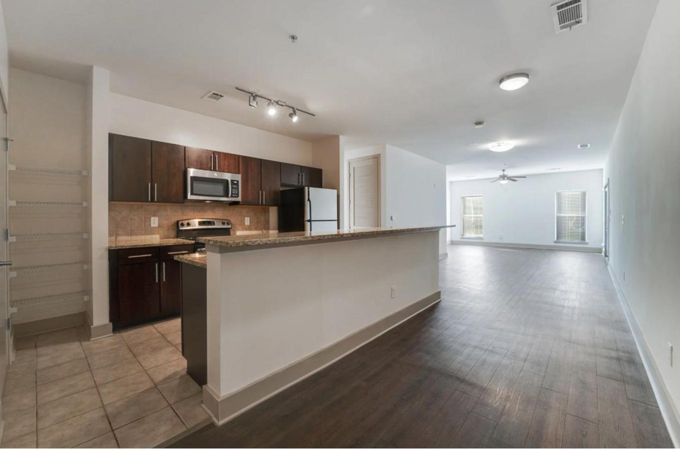 Landing At Pencil Factory Flats - 1 Bedroom In Sweet Auburn Apartment *