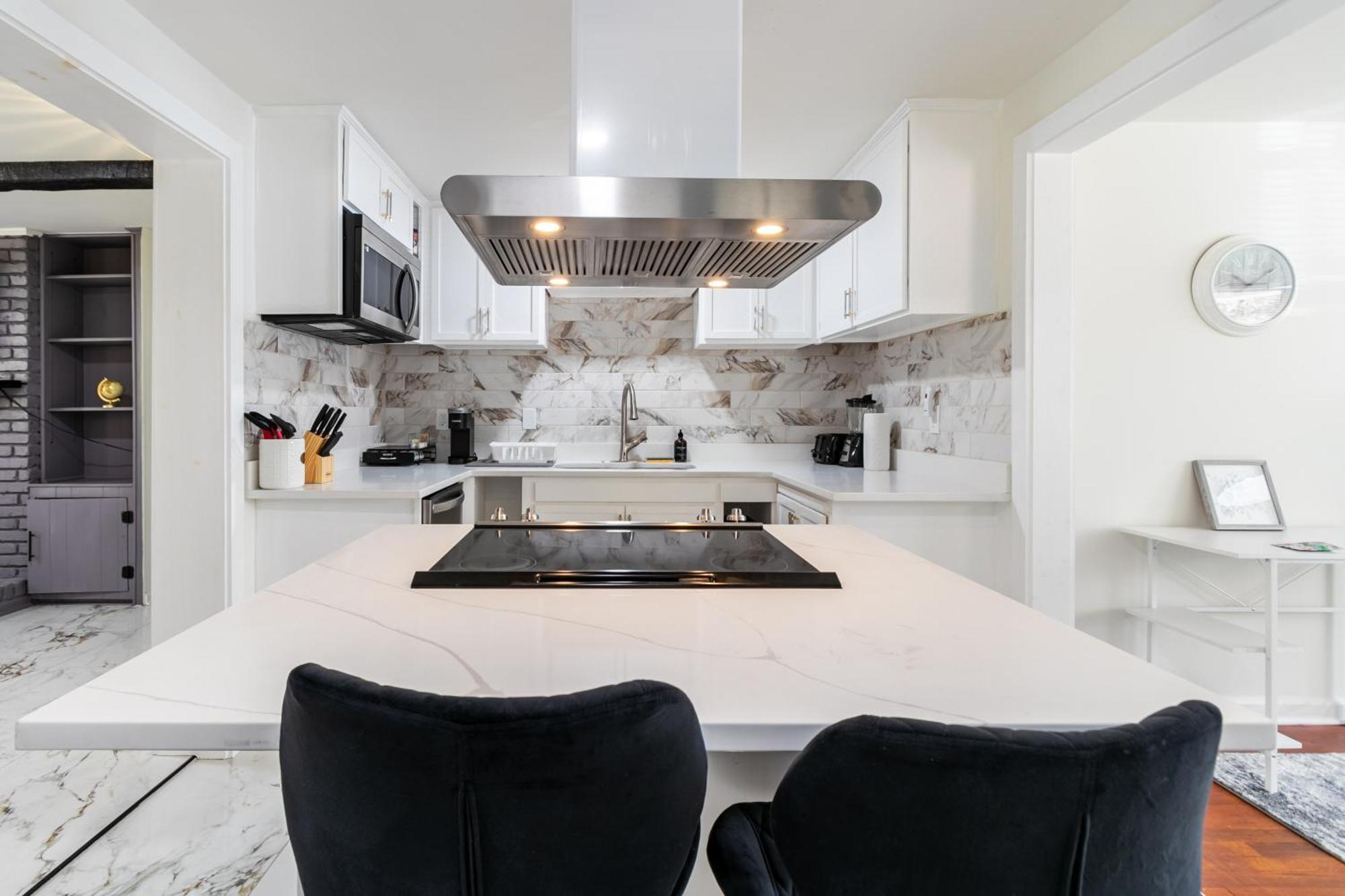 Cozy 3br Retreat With Parking And Private Yard Apartment