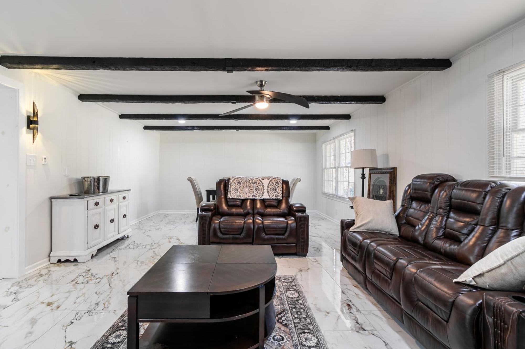 Cozy 3br Retreat With Parking And Private Yard *