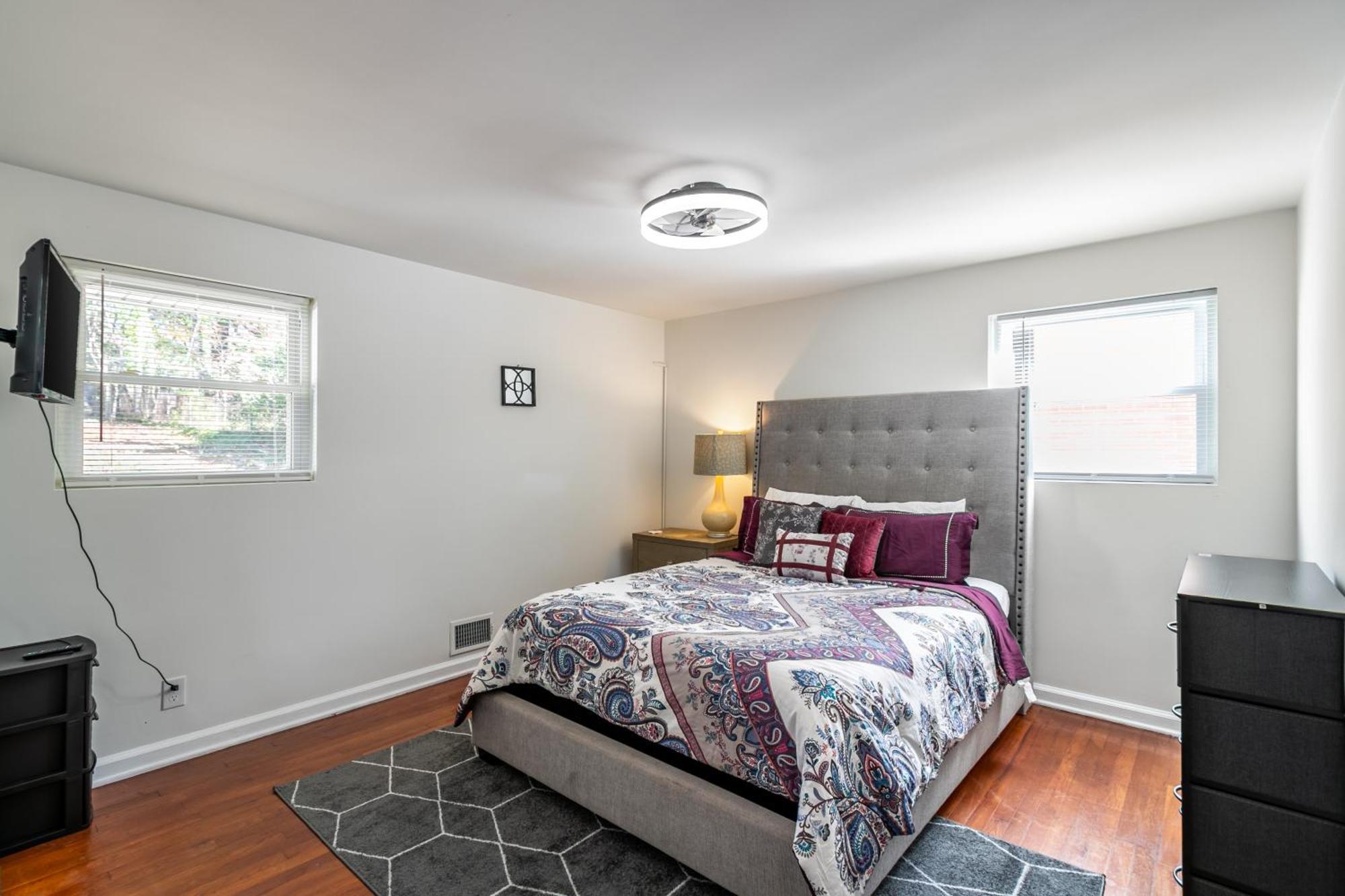 Cozy 3br Retreat With Parking And Private Yard