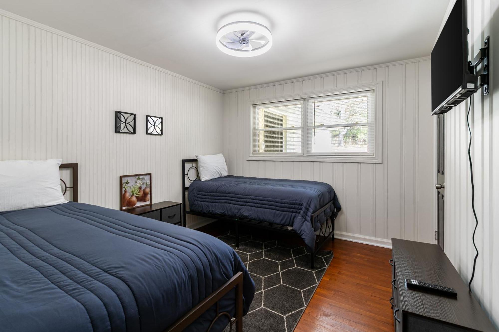 Cozy 3br Retreat With Parking And Private Yard Apartment