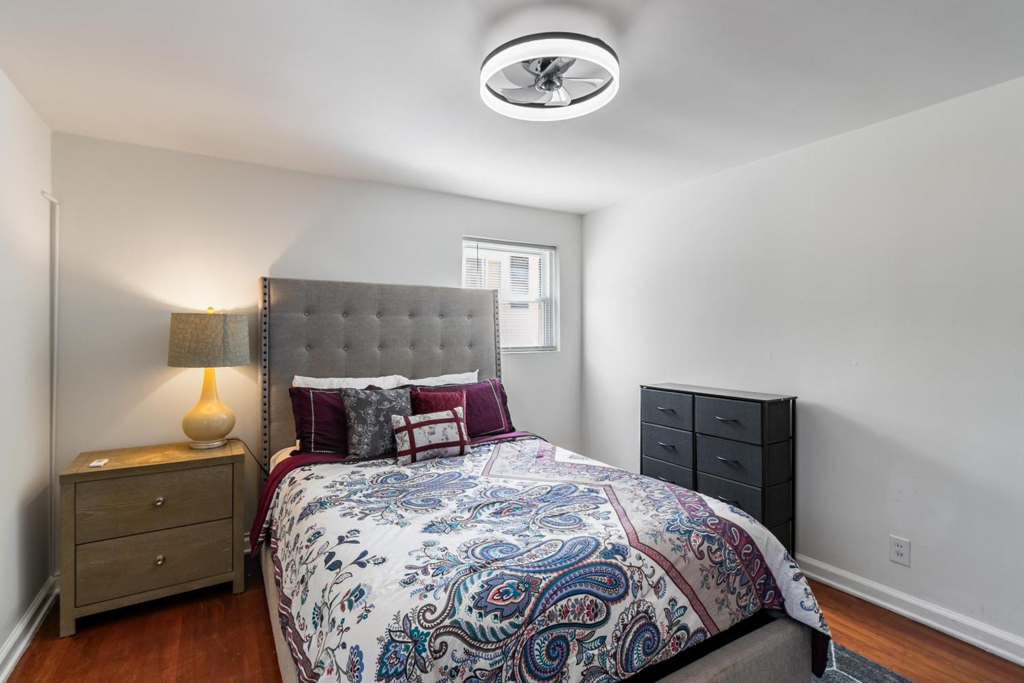 Cozy 3br Retreat With Parking And Private Yard *