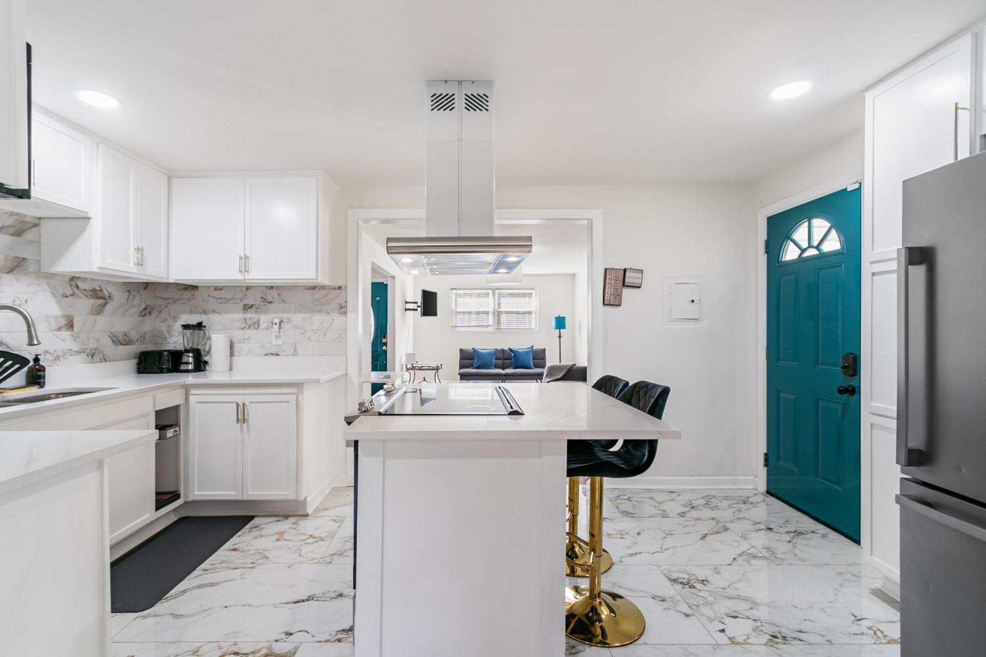 Cozy 3br Retreat With Parking And Private Yard