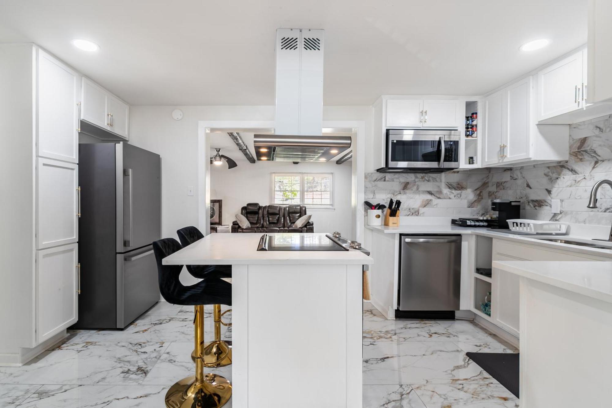 Cozy 3br Retreat With Parking And Private Yard Apartment