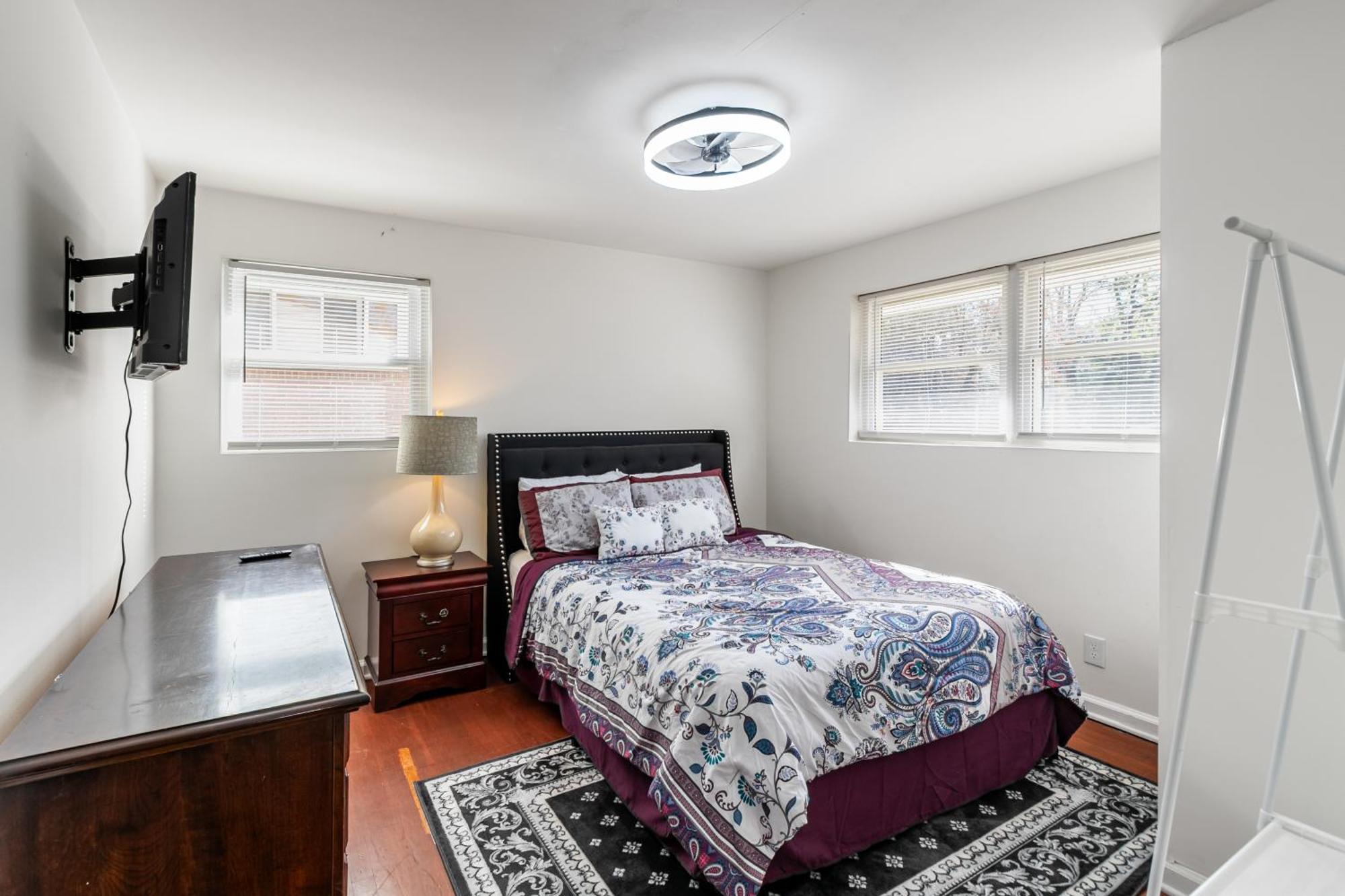 Apartment Cozy 3br Retreat With Parking And Private Yard