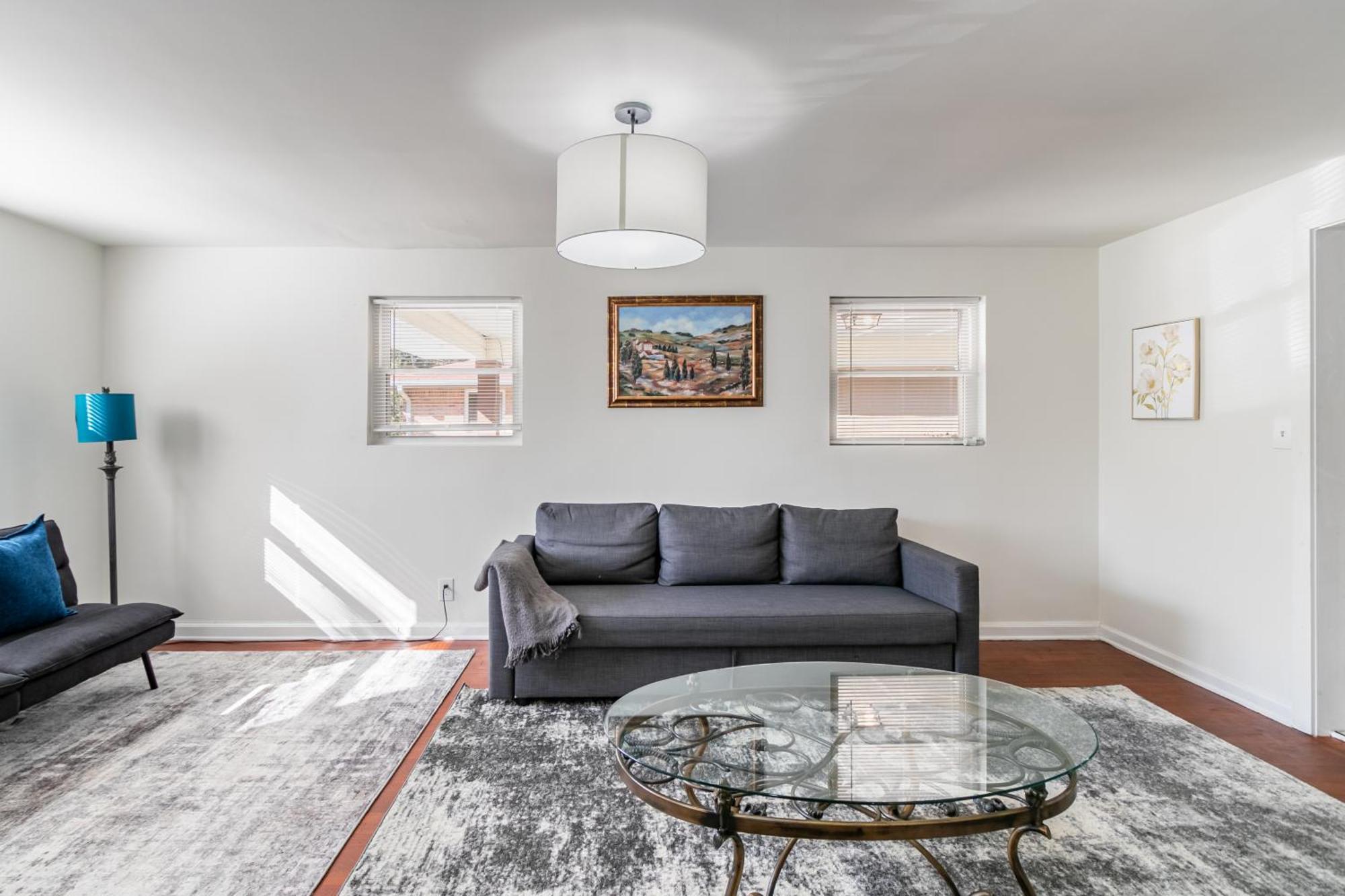 Cozy 3br Retreat With Parking And Private Yard Apartment *