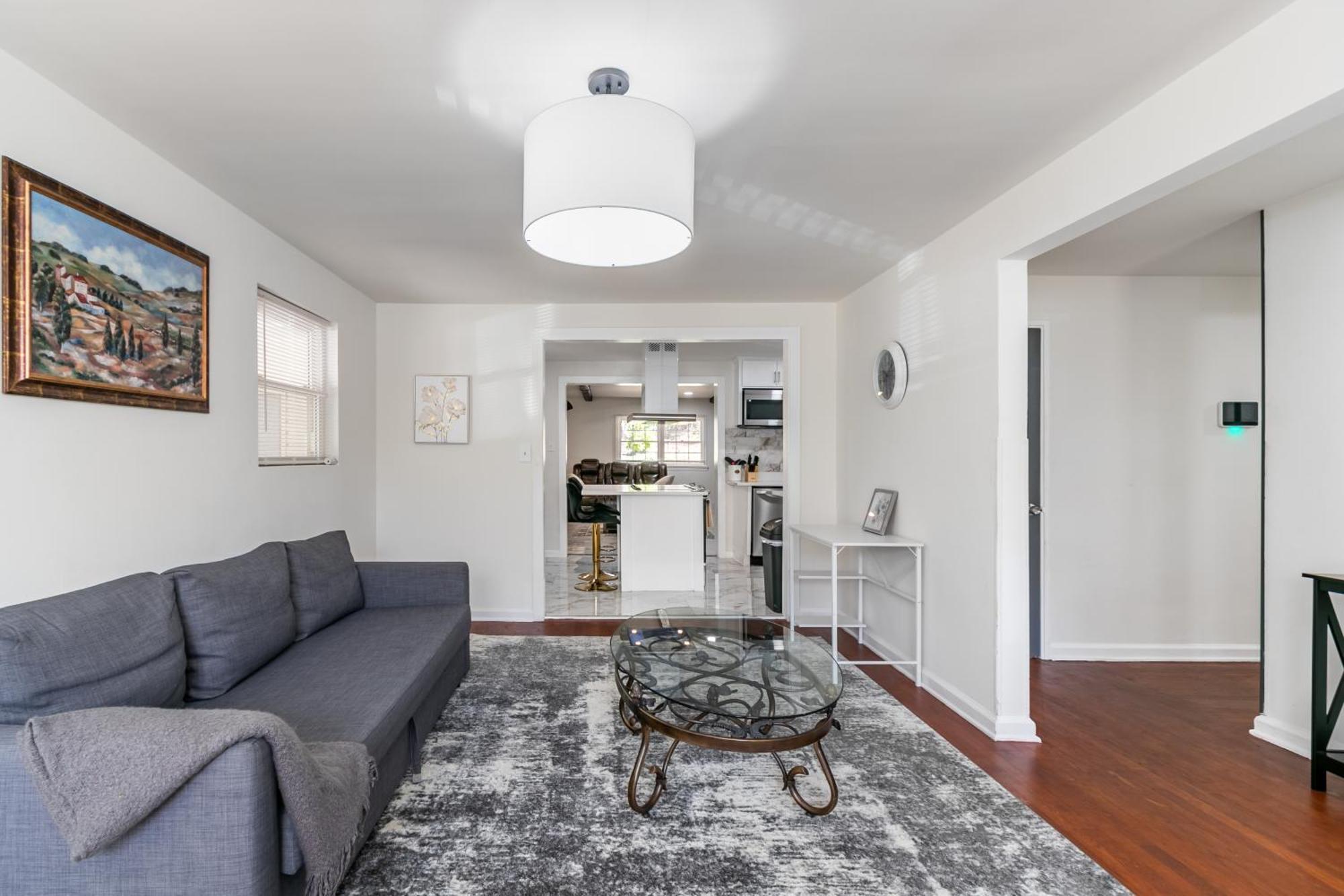 Apartment Cozy 3br Retreat With Parking And Private Yard *