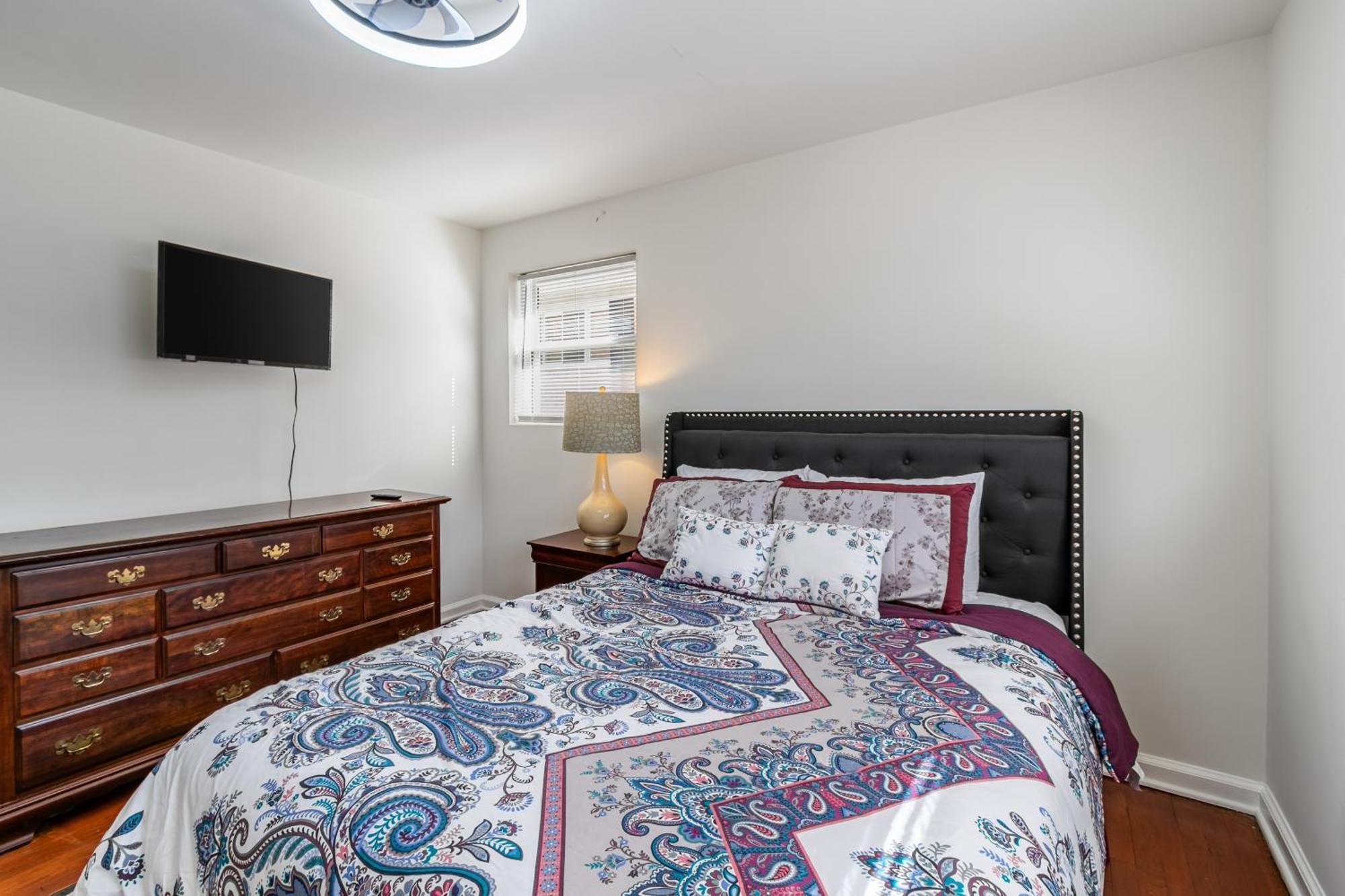 Cozy 3br Retreat With Parking And Private Yard *