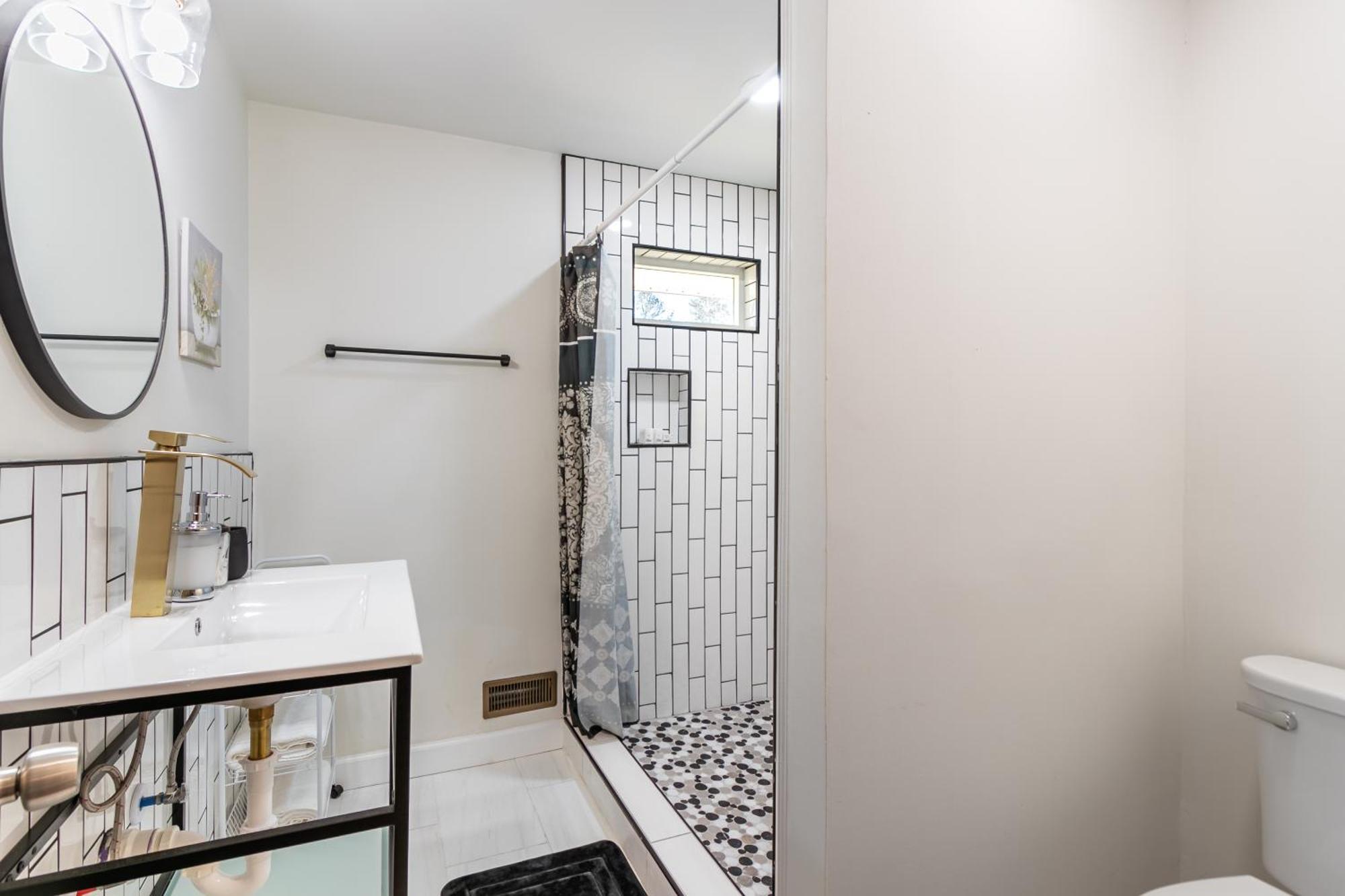 Cozy 3br Retreat With Parking And Private Yard *