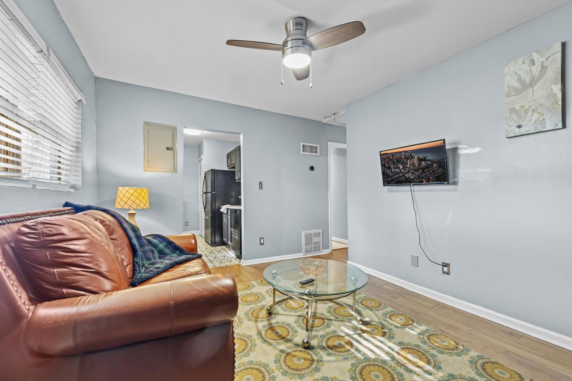 Tenement Treasure - Renovated Mechanicsville Holiday home