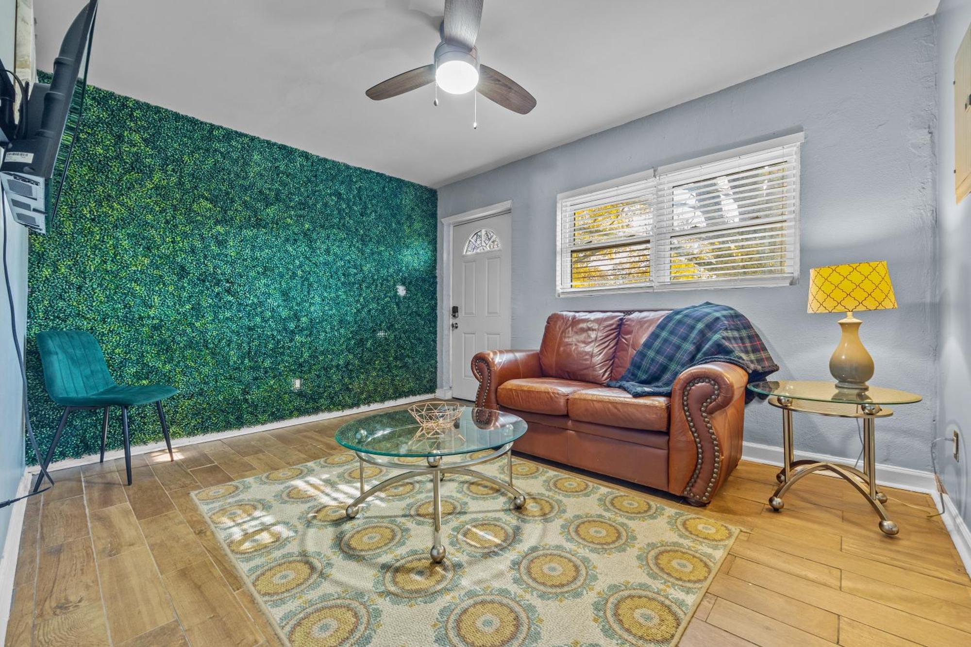 Tenement Treasure - Renovated Mechanicsville Holiday home *