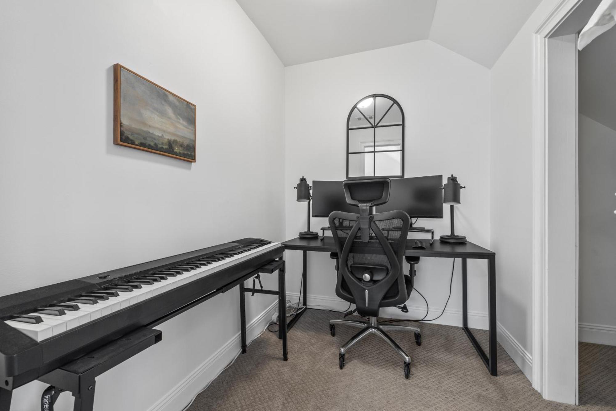 Perfect In-town Location! Kingbed, Bbq And Parking Holiday home