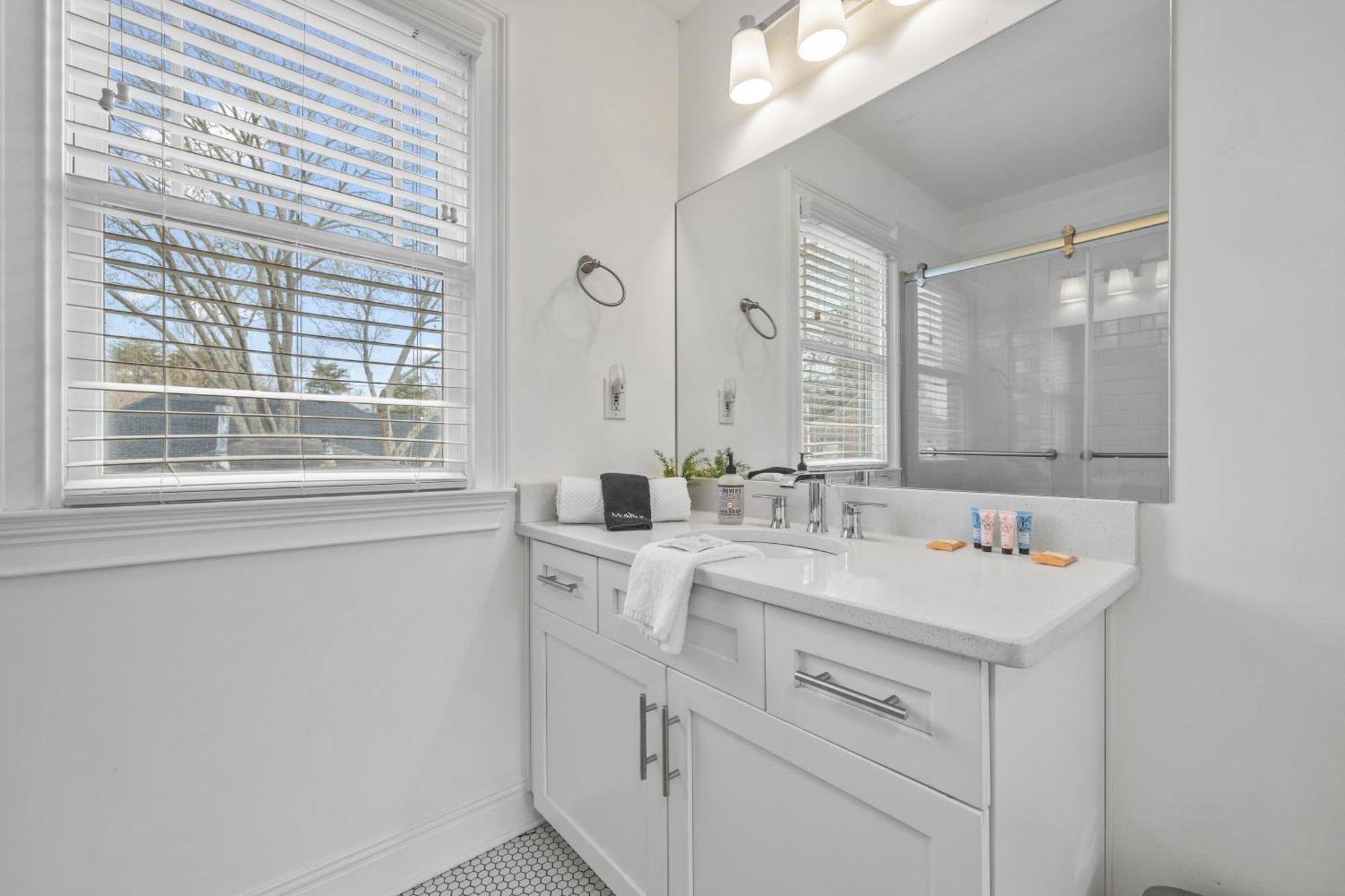 Perfect In-town Location! Kingbed, Bbq And Parking Holiday home Atlanta