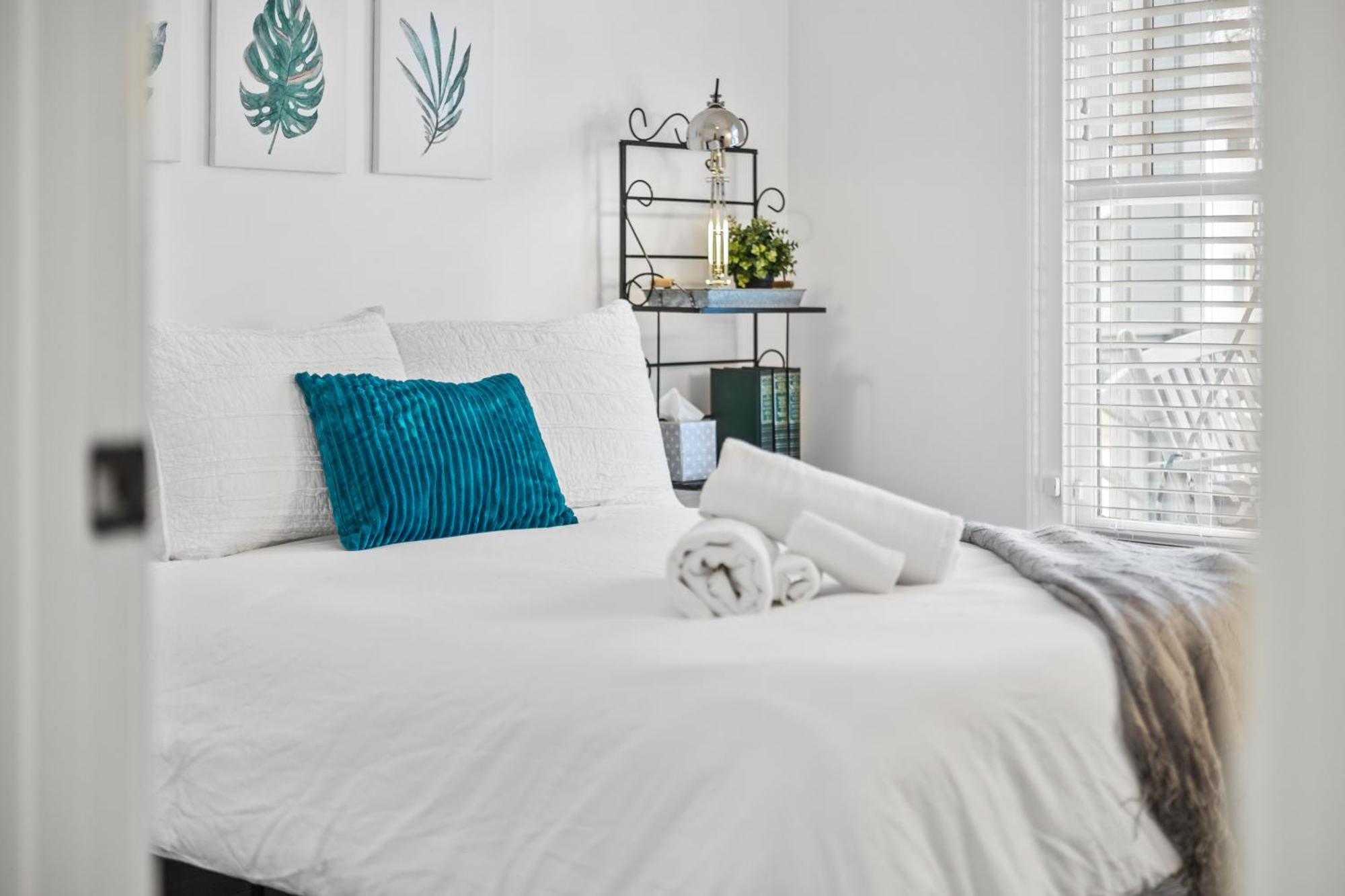 Perfect In-town Location! Kingbed, Bbq And Parking
