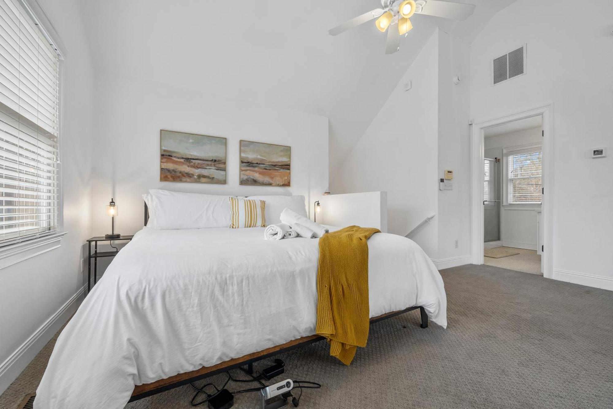 Perfect In-town Location! Kingbed, Bbq And Parking Holiday home *