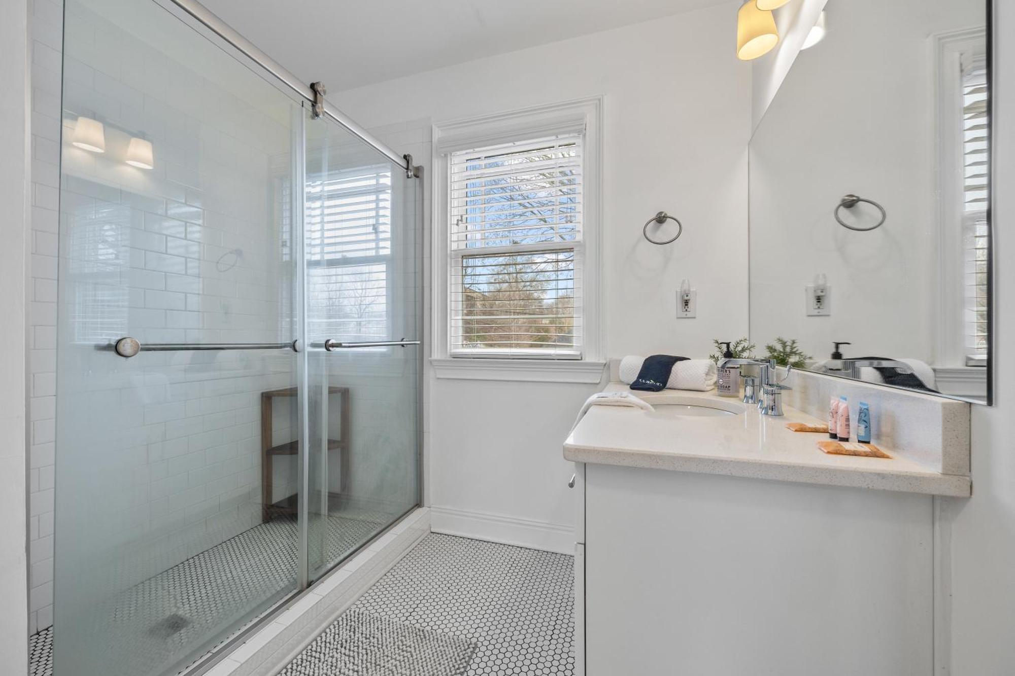 Holiday home Perfect In-town Location! Kingbed, Bbq And Parking *