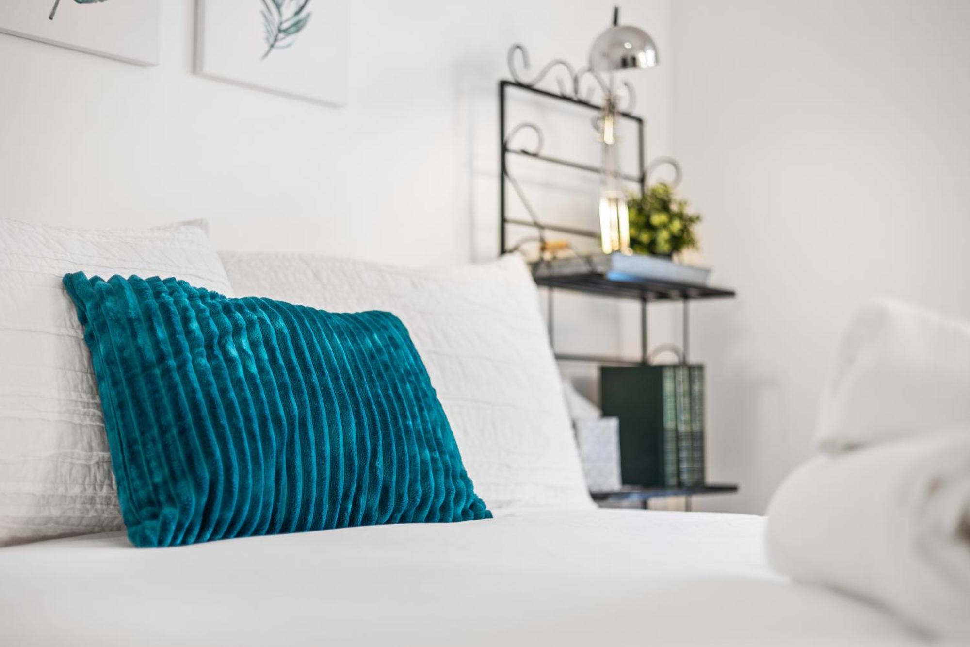 Perfect In-town Location! Kingbed, Bbq And Parking Holiday home *