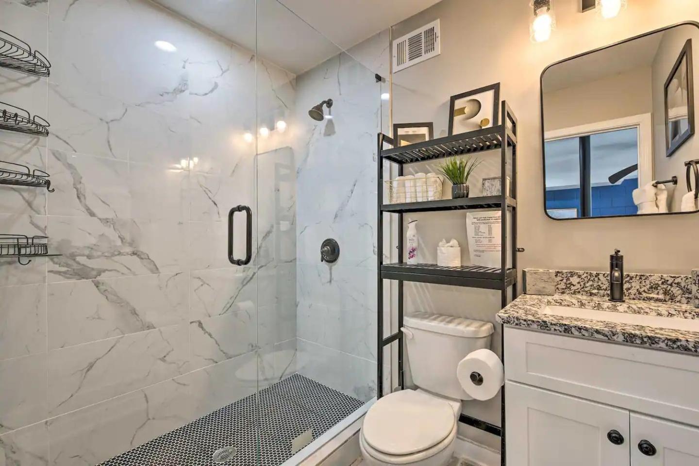 Downtown & Airport 10 Min The Chic Rhitreat 2! Apartment