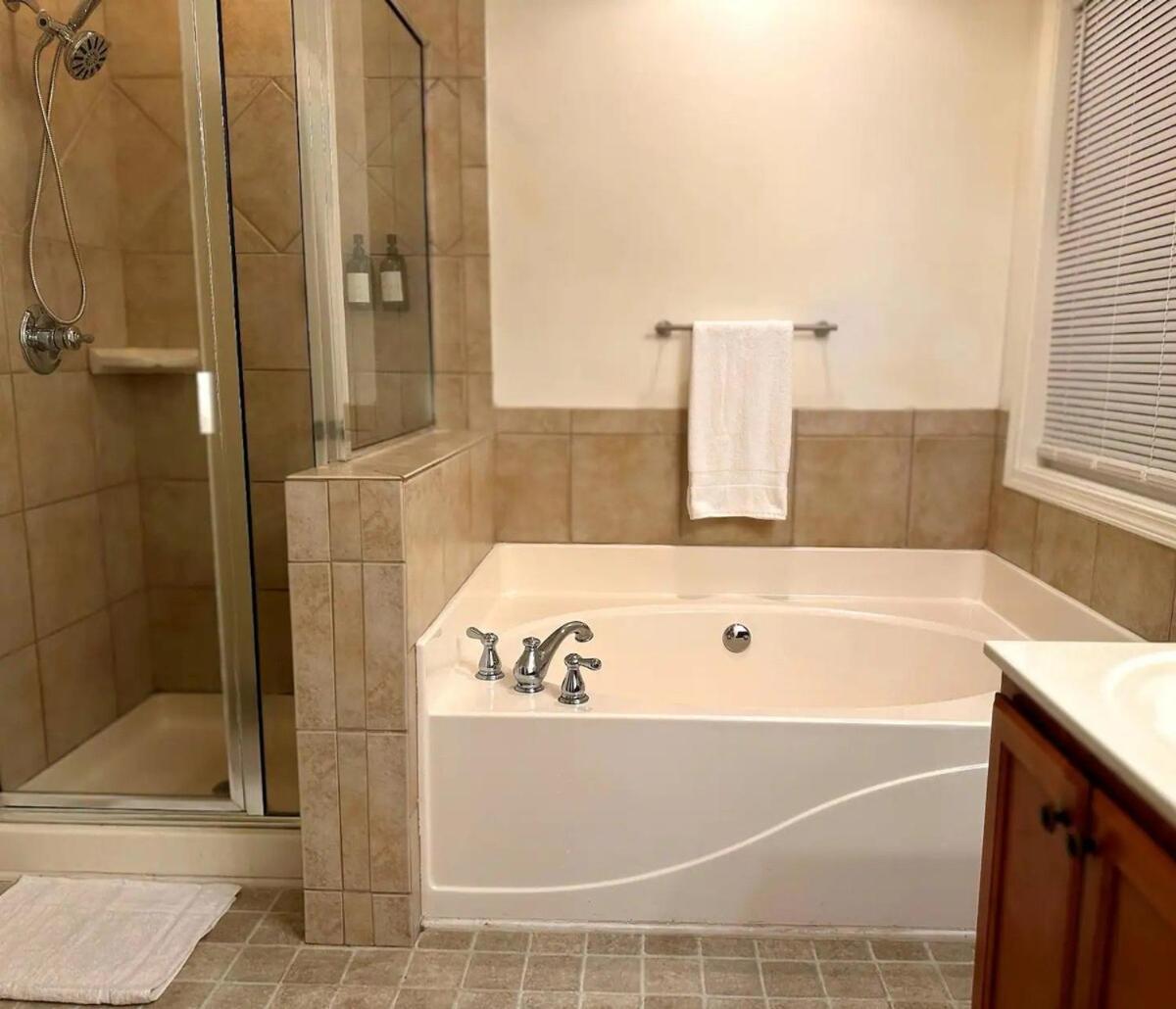 Two Cozy Homes Near Gwcc & Mercedes Benz - Sleeps 15 *