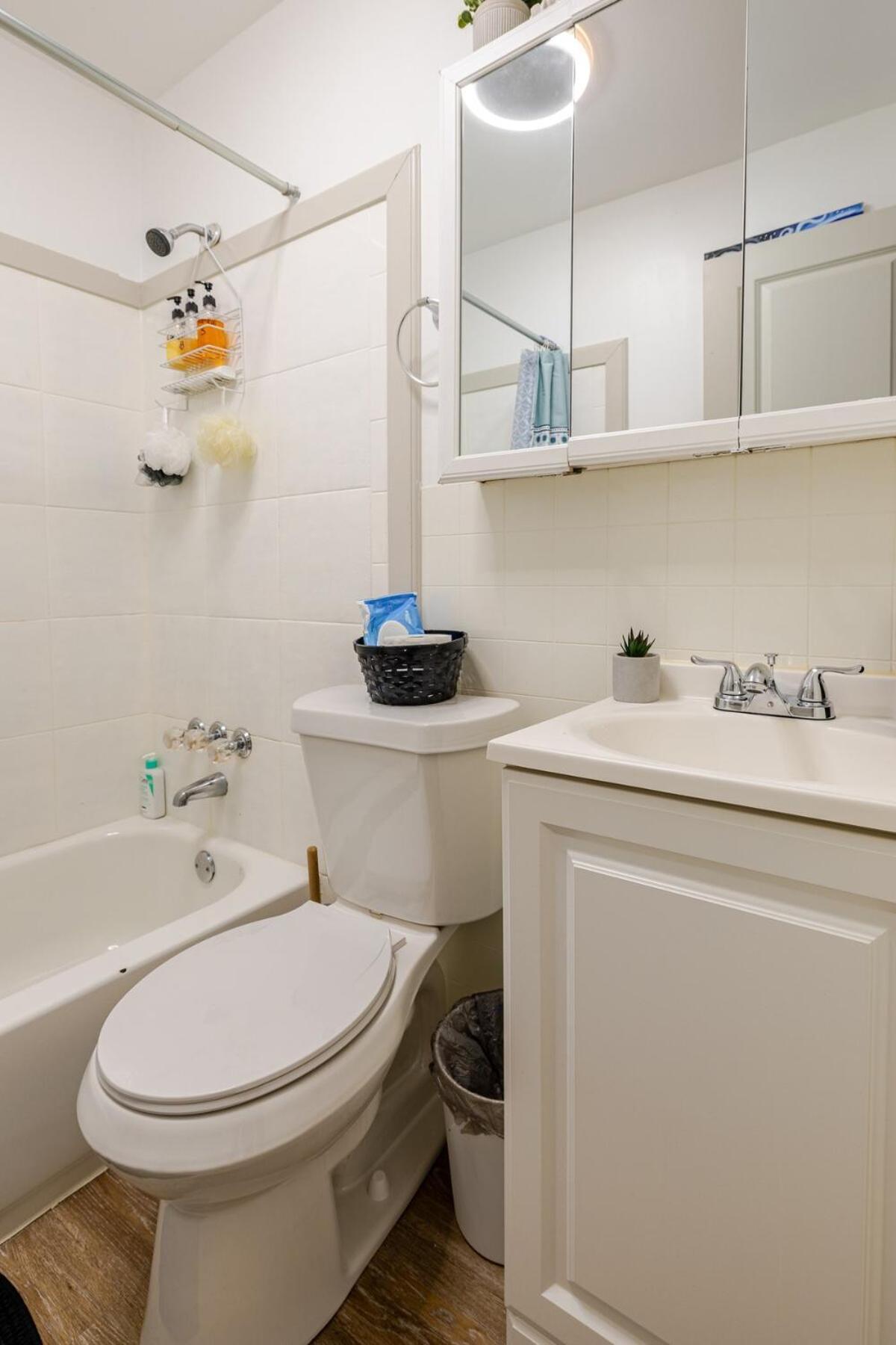 Apartment Comfortable 2 Bedroom Near Downtown Atl Sleeps 6 Free Parking Atlanta