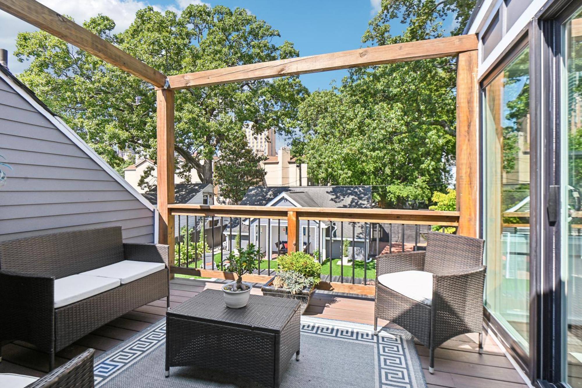 Midtown 6 Bed With Pool And A View Holiday home